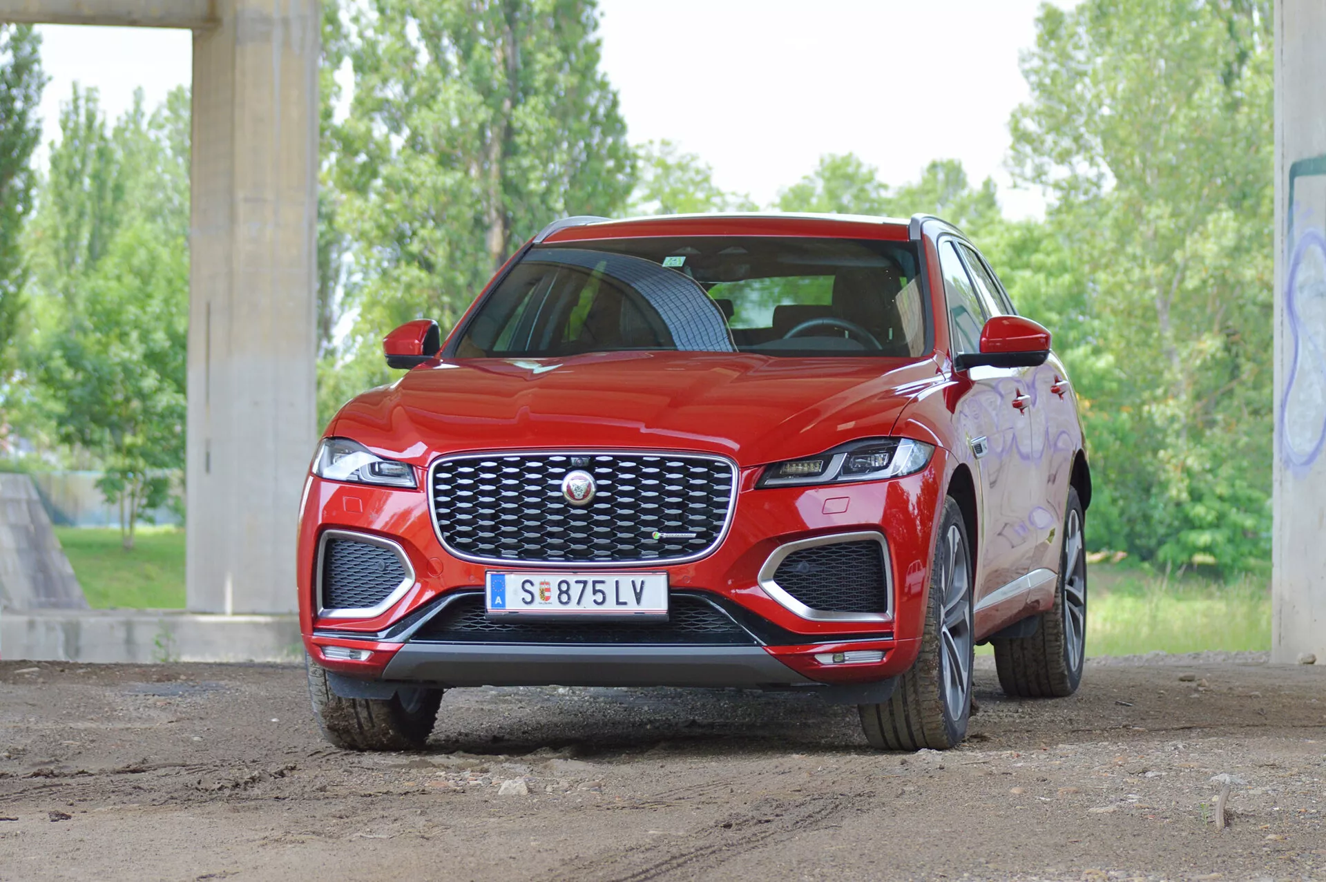 Luksusowy SUV Jaguar F-Pace 2021 z eleganckim designem, doskonałym prowadzeniem, zaawansowaną technologią i wyrafinowanym wnętrzem