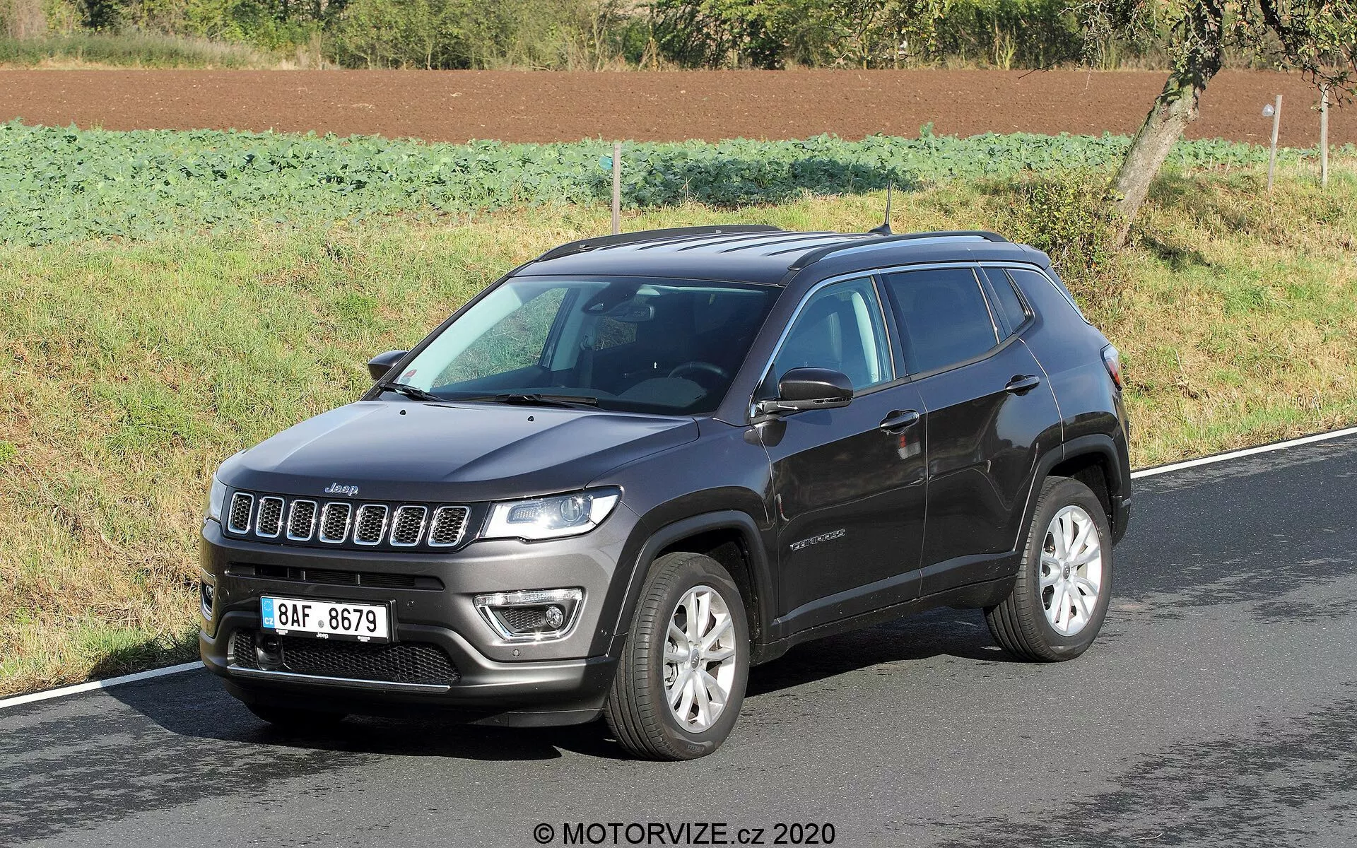 Jeep Compass 2017 prezentujący elegancki design, zdolności terenowe i nowoczesne funkcje