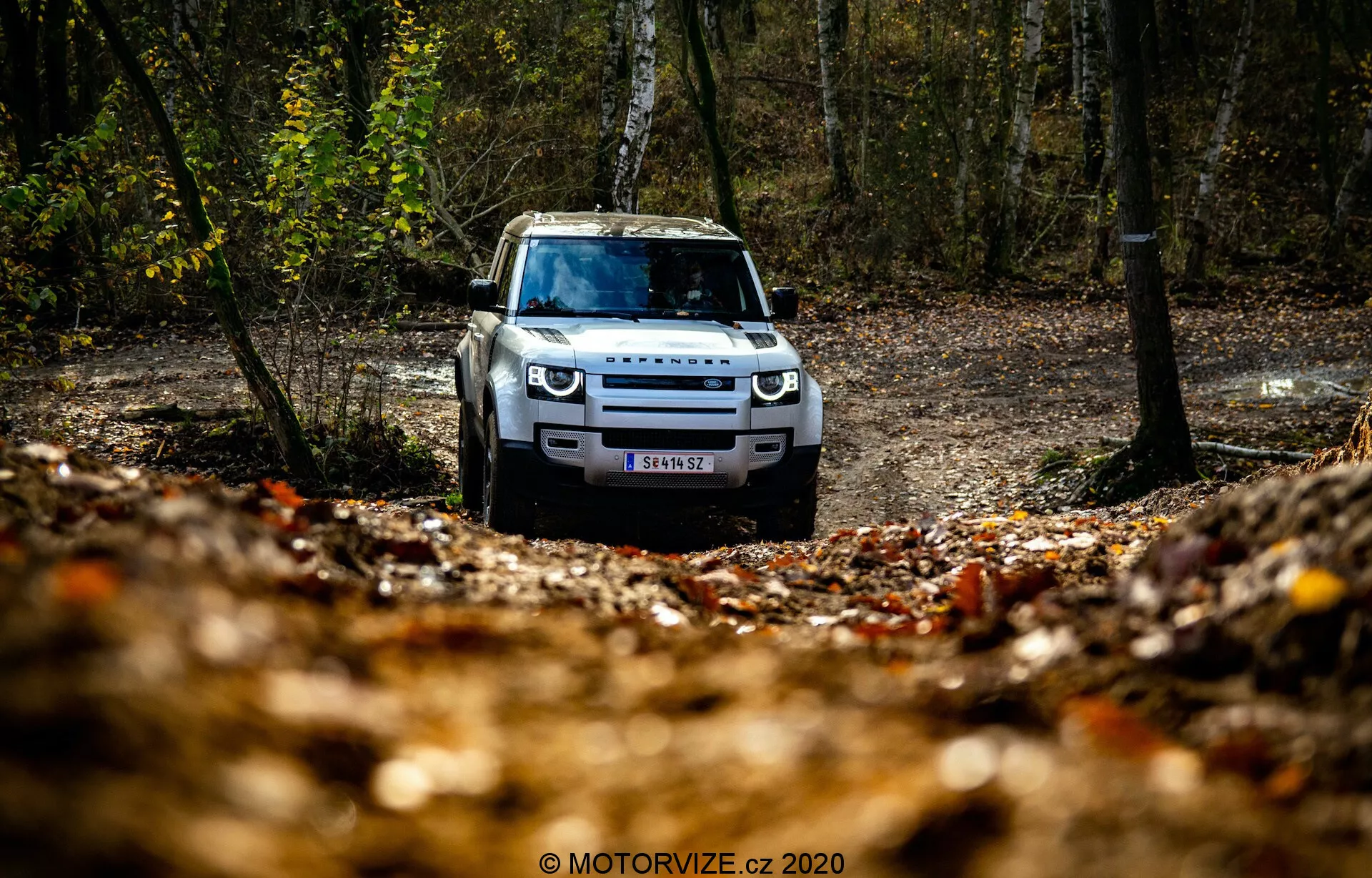 Land Rover Defender 2020 prezentujący solidny design, zaawansowane możliwości terenowe i nowoczesną technologię.