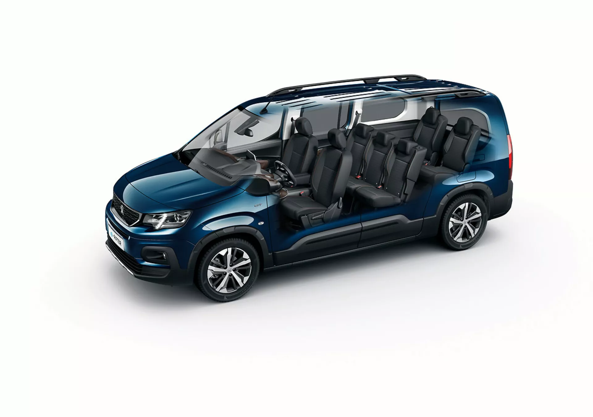 Widok z góry na minivana Peugeot Rifter 2018 ukazujący zewnętrzny i wewnętrzny design, z błyszczącym metalicznym niebieskim lakierem, reflektorami LED z doświetlanymi dzień, felgami aluminiowymi o wieloramiennej konstrukcji oraz konfiguracją siedmiomiejscową z przezroczystym dachem.