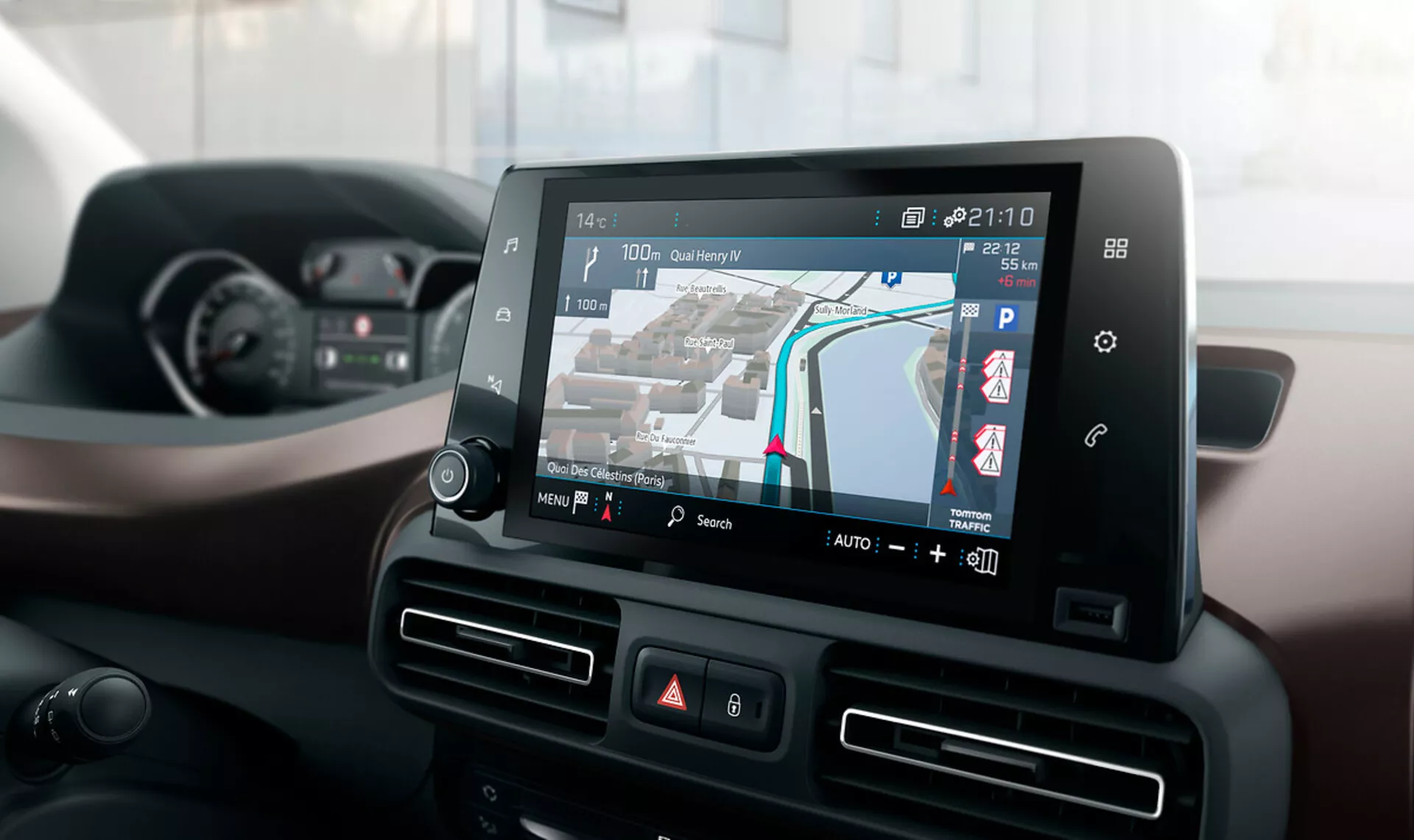 Wnętrze Peugeot Rifter 2018 z zaawansowanym systemem infotainment z mapą nawigacji GPS w 3D, wyświetlającym ruch w czasie rzeczywistym, łączność Bluetooth i sterowanie klimatyzacją, z perspektywy kierowcy.