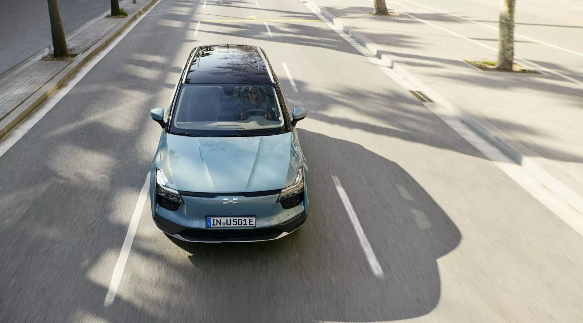 SUV elektryczny Aiways U5 1. generacji 2020 w akcji, z eleganckim wzornictwem i nowoczesną technologią