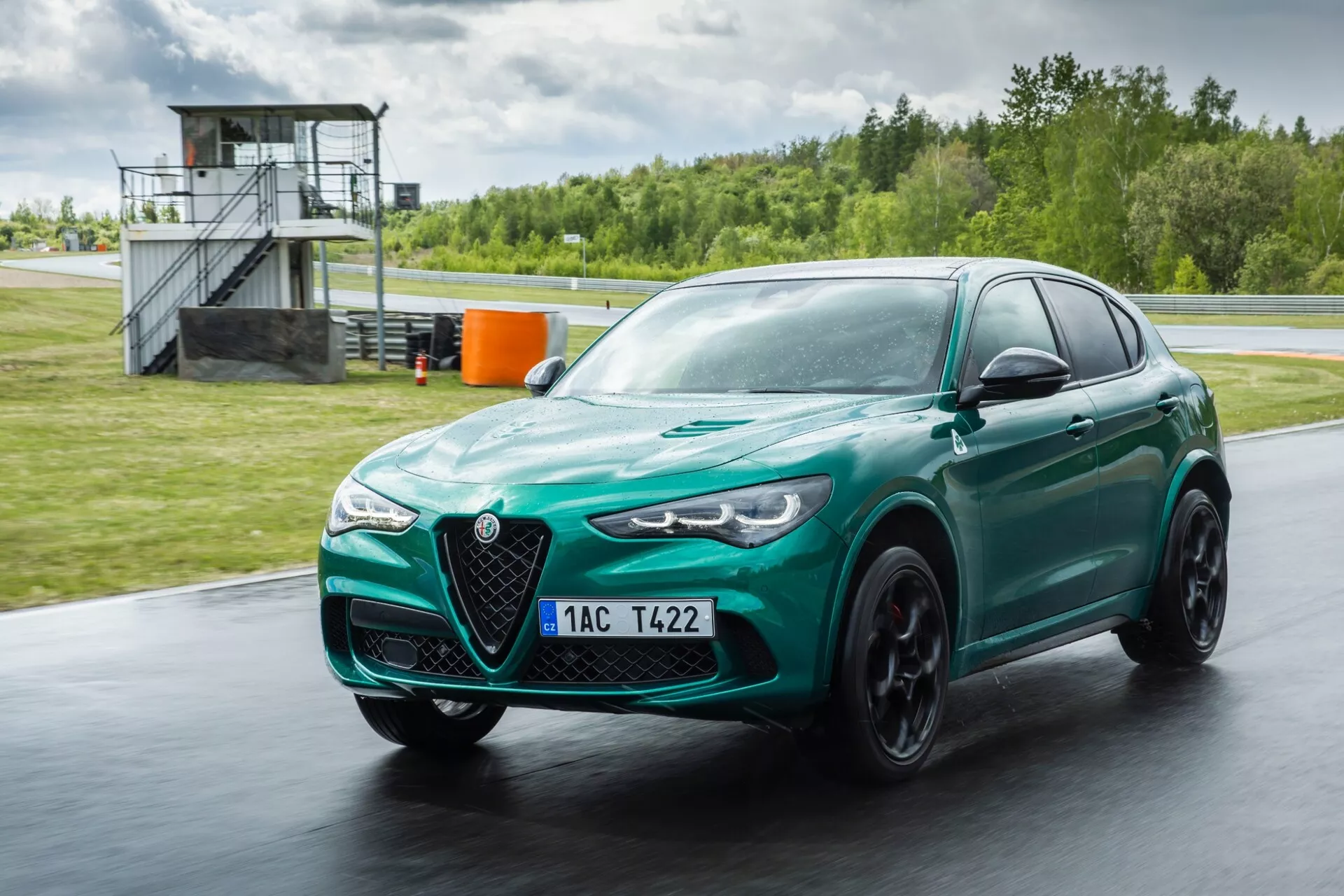 Alfa Romeo Giulia Quadrifoglio 2023 w metalicznym czerwonym kolorze prezentująca zaawansowaną aerodynamikę, elegancki design z charakterystycznym grillem w kształcie V i reflektorami bi-ksenonowymi