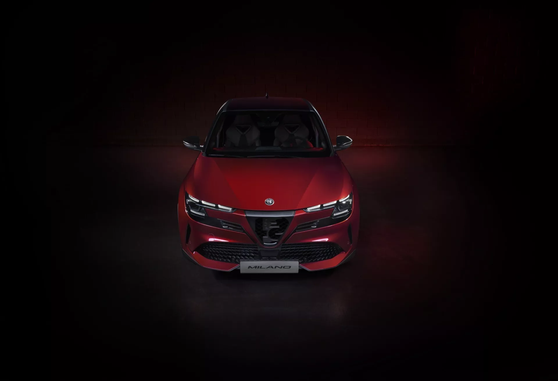 Alfa Romeo Junior 2024 z wysokiego kąta przedniego pokazujący grill, reflektory LED i aerodynamiczny design maski