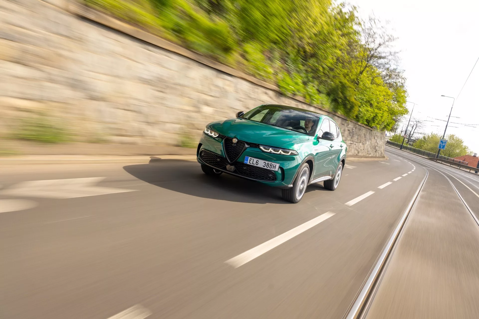 Elegancki Alfa-Romeo Tonale 2022 w dynamicznej pozie podkreślającej jego smukły design i zaawansowane funkcje