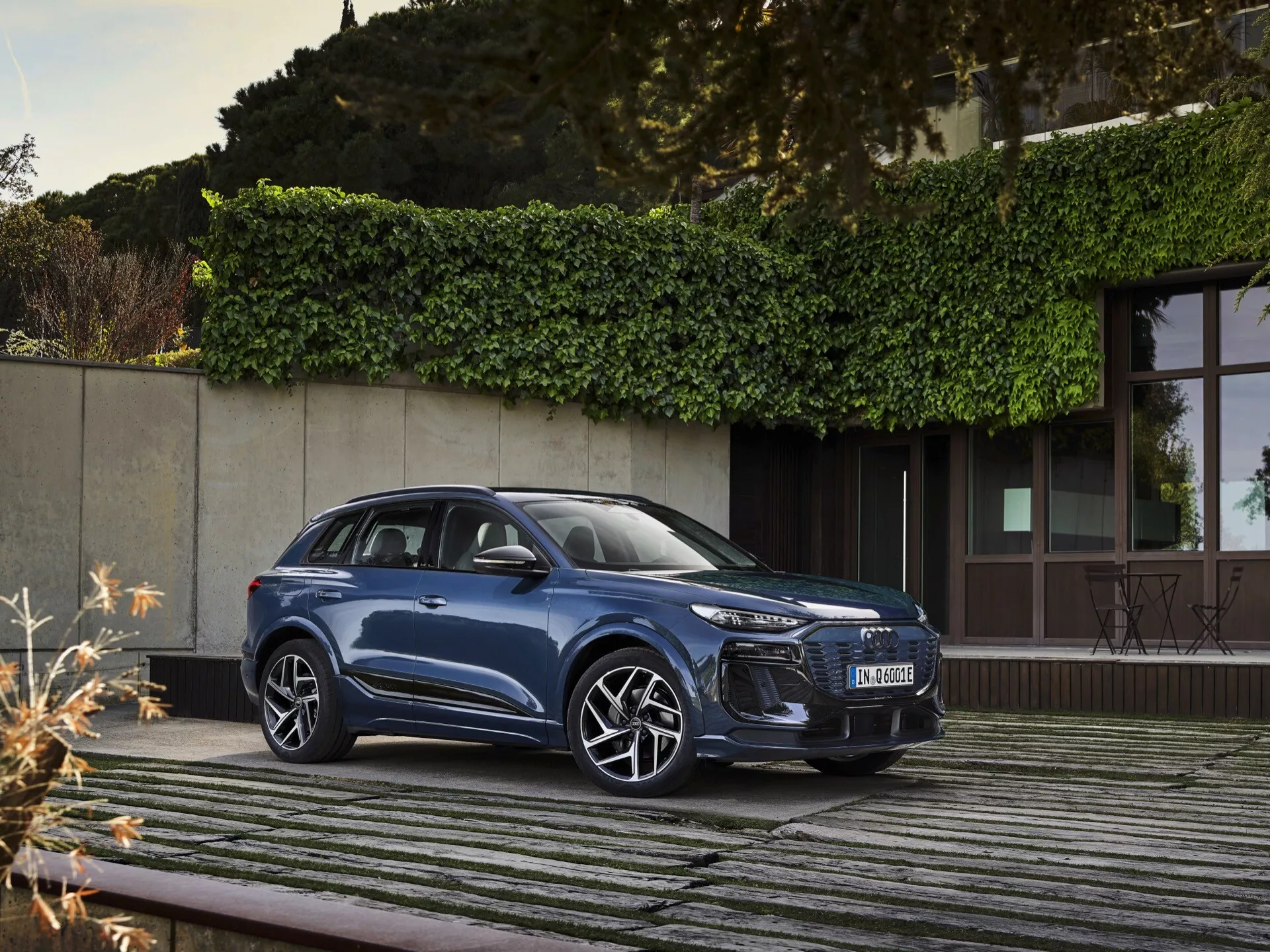 Audi Q6 e-tron 2024 GF elektryczne SUV z eleganckim wyglądem, zaawansowaną technologią i luksusowym komfortem na malowniczej drodze