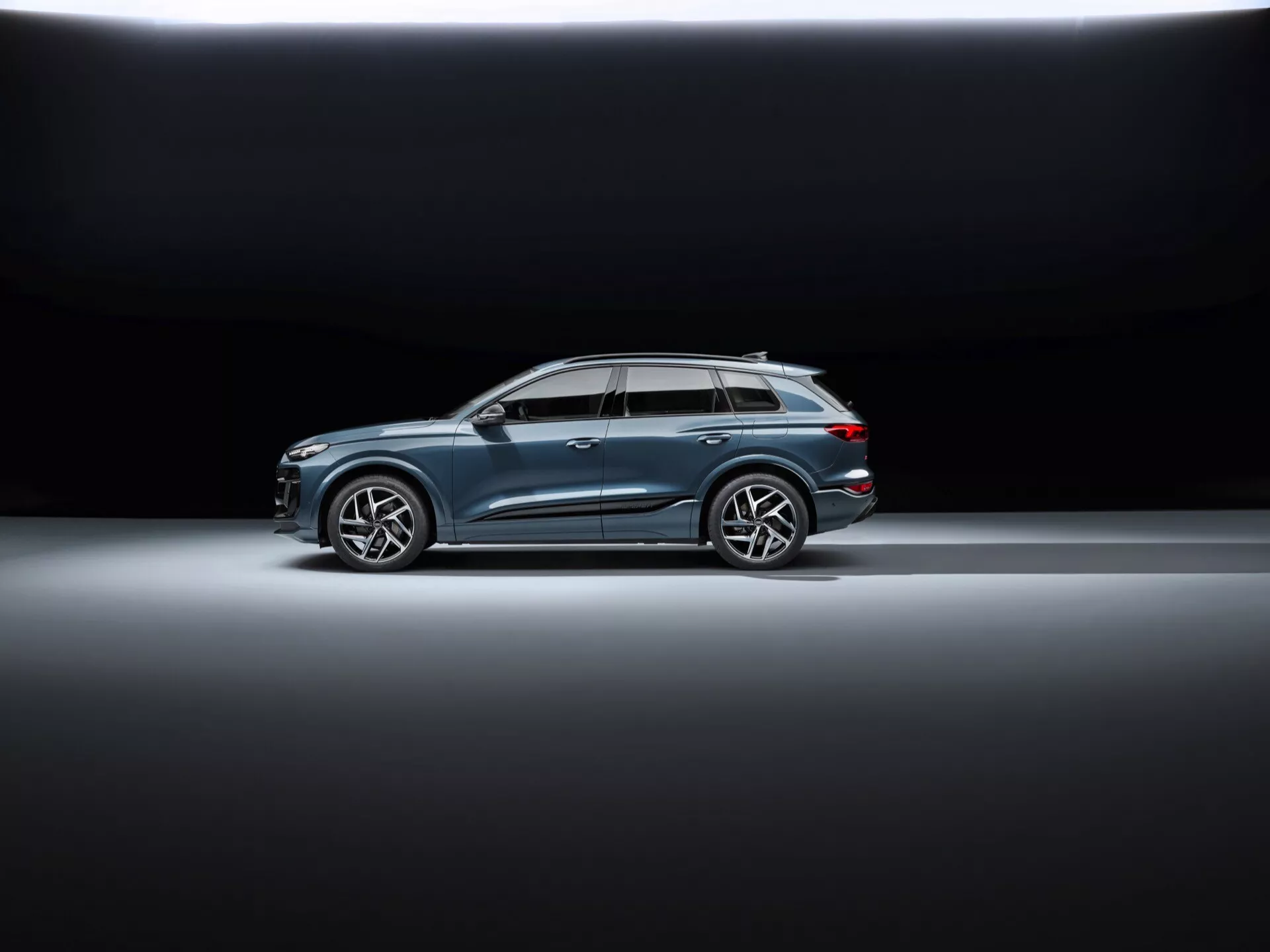 Audi Q6 e-tron 2024 - Charakteryzujący się eleganckim designem, zaawansowaną technologią elektryczną, innowacyjnym wnętrzem i wysoką wydajnością.