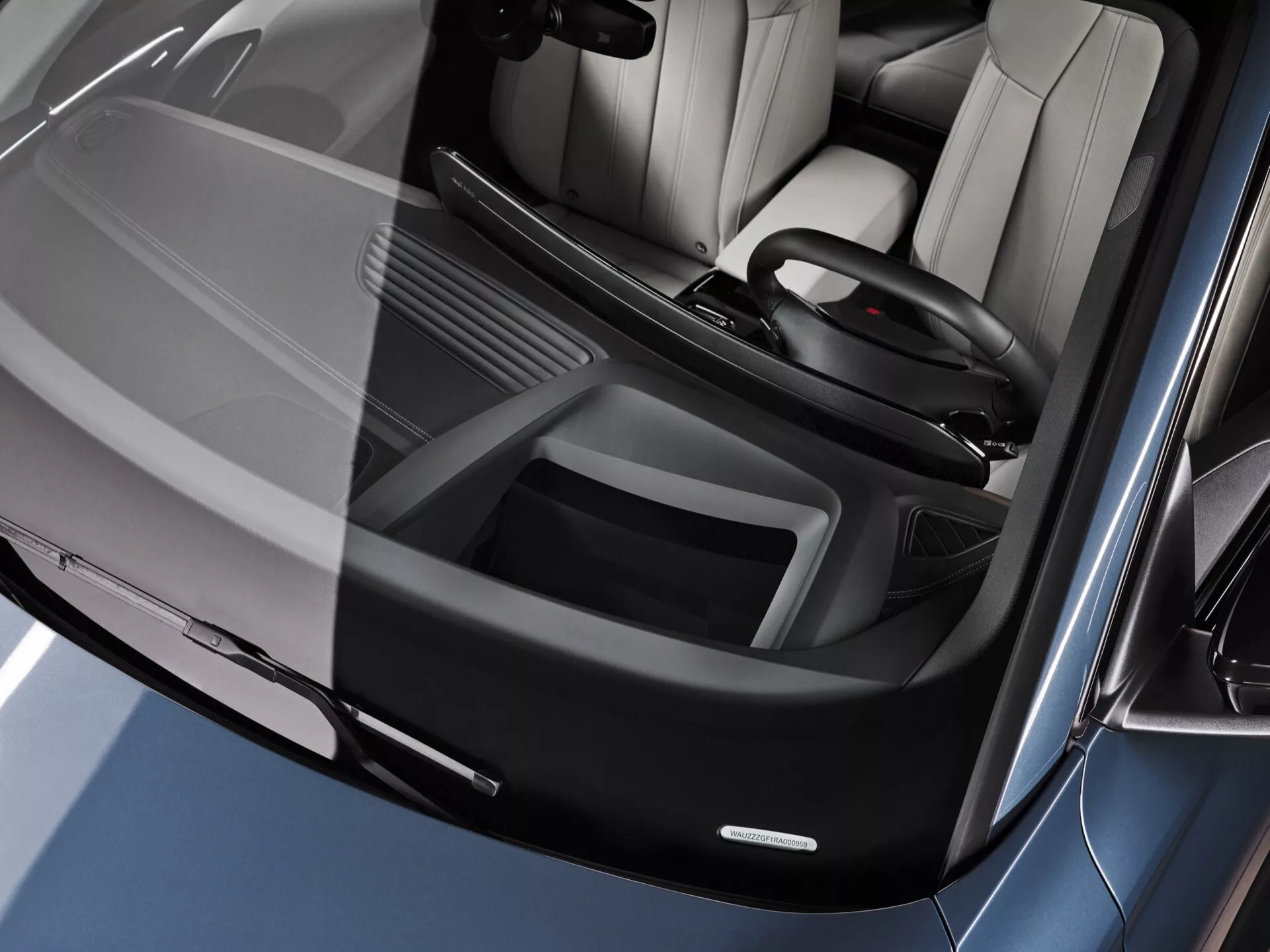 Widok z boku eleganckiego i futurystycznego Audi Q6 e-tron 2024, prezentujący jego eleganckie linie projektowe, aerodynamiczny profil i najnowocześniejszą technologię elektryczną.