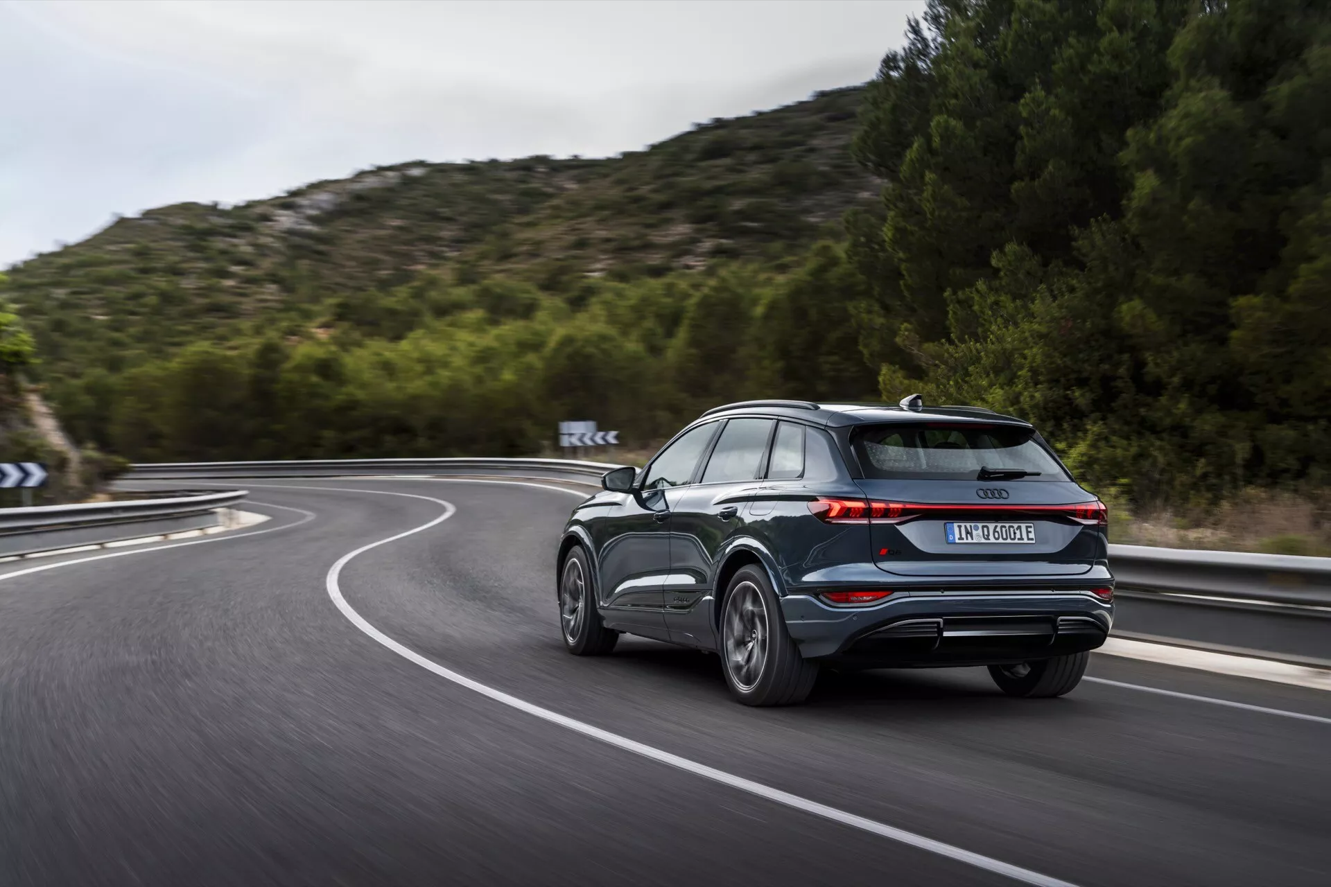 Audi Q6 e-tron 2024 to nowoczesny, w pełni elektryczny SUV, który oferuje zaawansowane funkcje technologiczne, elegancki design i przestronne, luksusowe wnętrze. Ten model reprezentuje przyszłość ekologicznej jazdy dzięki mocnemu silnikowi elektrycznemu, szybkiemu ładowaniu i dużemu zasięgowi. Nowoczesny wygląd z zewnętrznymi światłami LED charakterystycznymi dla Audi oraz aerodynamicznymi liniami podkreśla zaangażowanie pojazdu w zrównoważony rozwój i innowacyjność.