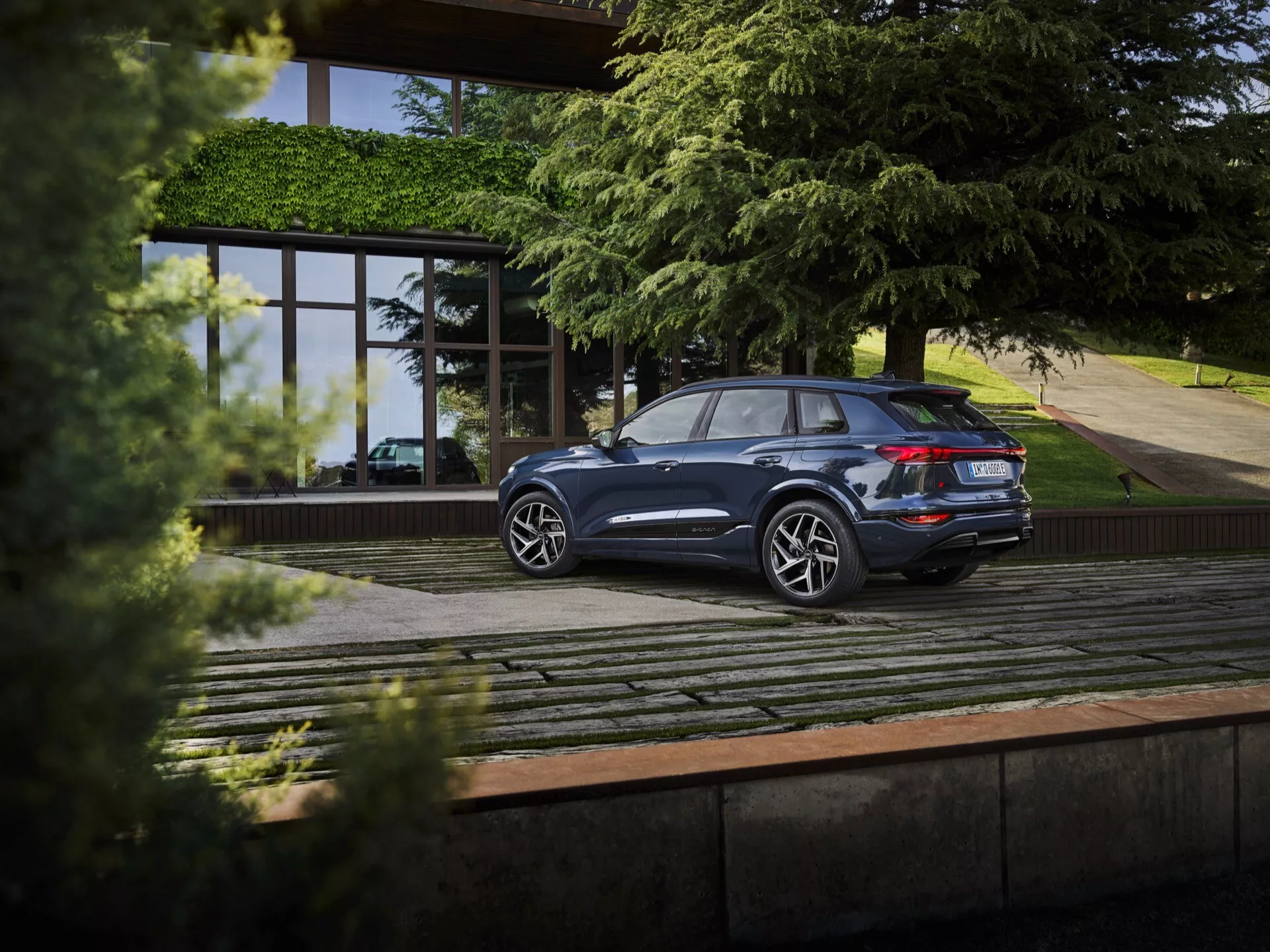 Audi Q6 e-tron 2024 z eleganckim designem, zaawansowaną technologią elektryczną, dynamicznym grillem przednim, innowacyjnym oświetleniem oraz luksusowym wnętrzem.
