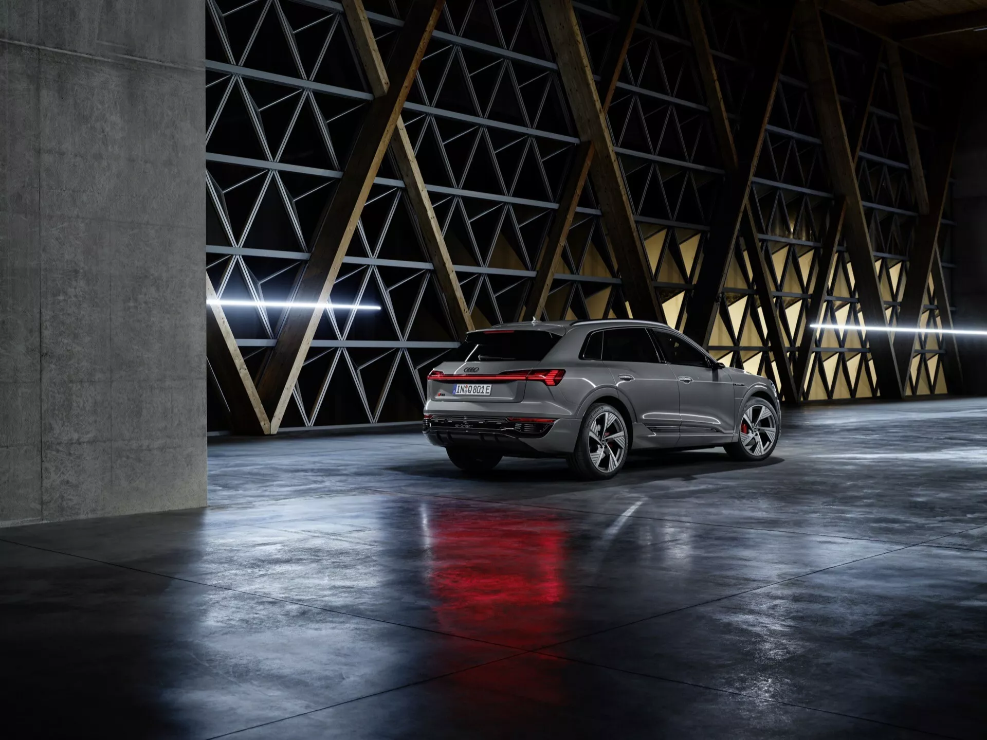 Audi Q8 e-tron 2023 w kolorze Glacier White, prezentujące swój elegancki wygląd zewnętrzny, zaawansowane reflektory LED i dynamiczną sylwetkę