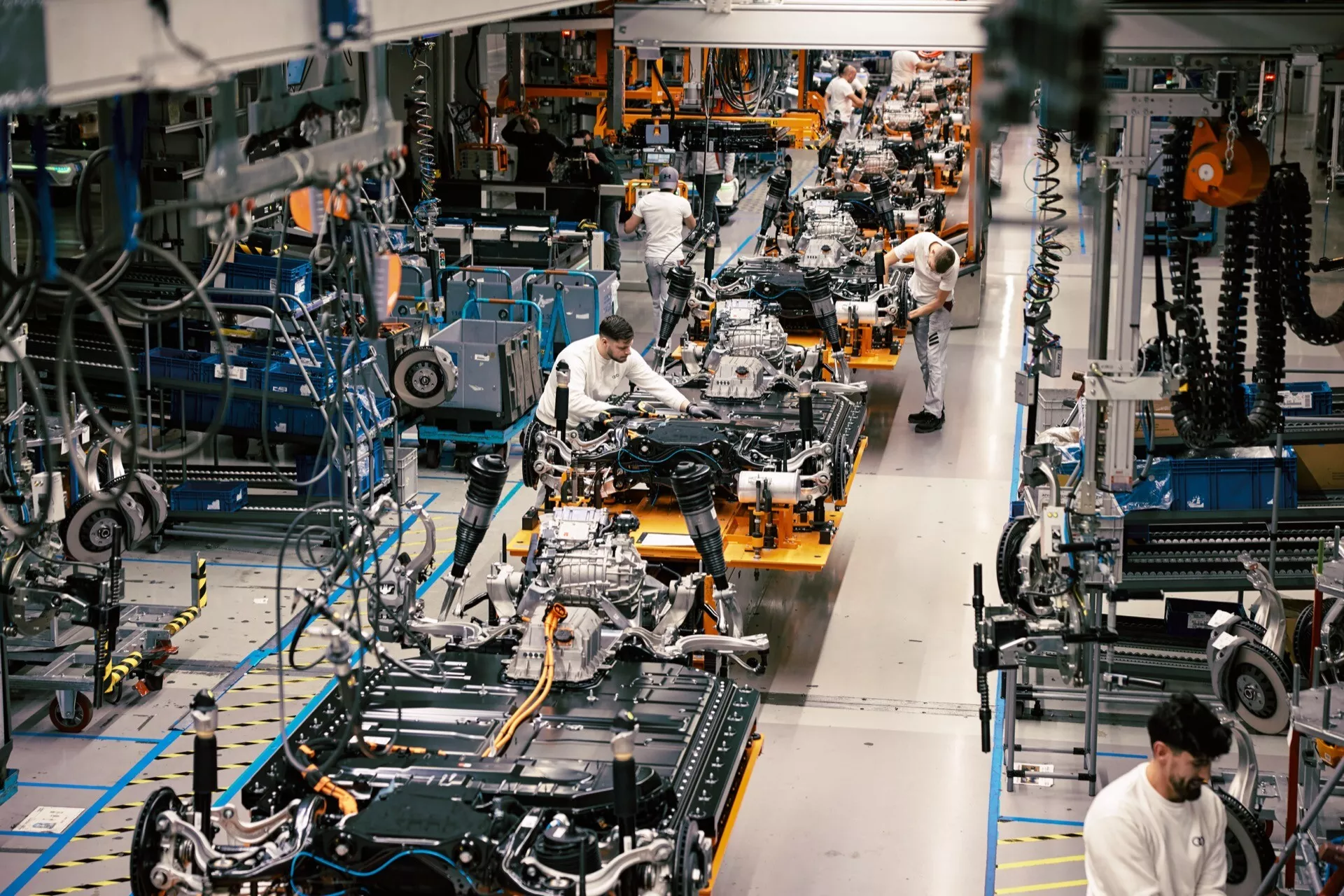Audi Q8 e-tron 2023 w Kolorze Białym Lodowym na górskiej drodze z zaawansowaną technologią SUV-a elektrycznego i luksusowym wnętrzem