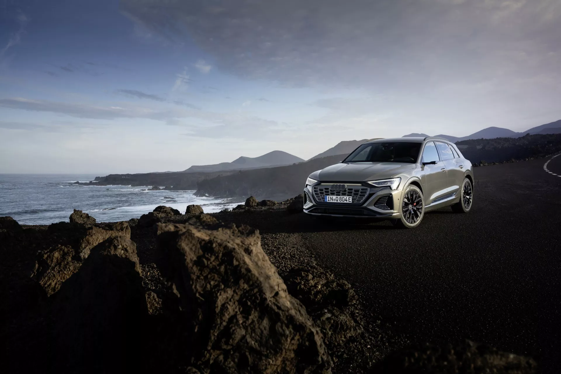 Audi Q8 E-Tron GE 2023 w metalicznym niebieskim, widok z przodu bocznego na autostradzie