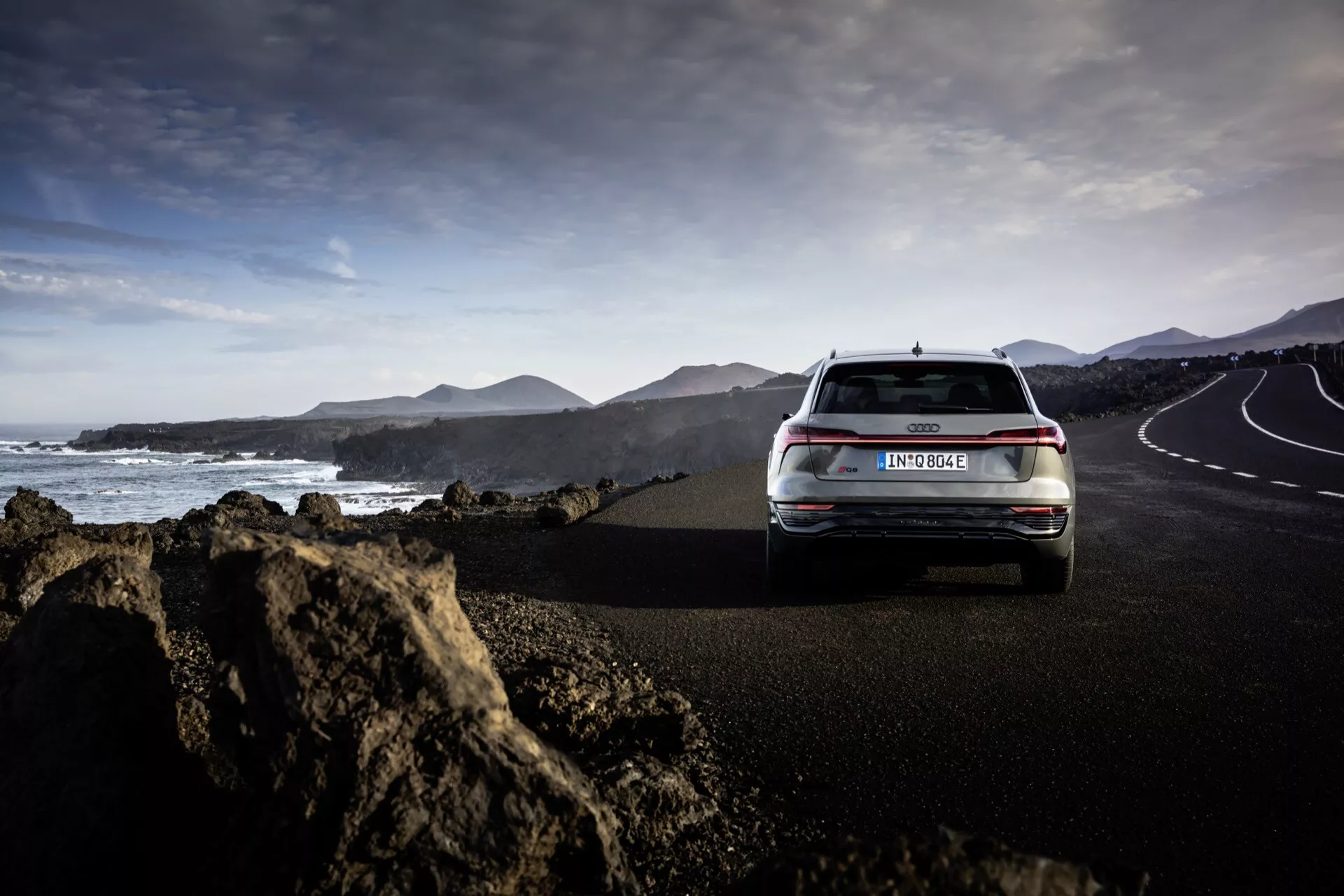 Audi Q8 e-tron 2023 w Edycji Grafitowej prezentuje swoją elegancką sylwetkę, zaawansowane oświetlenie LED i aerodynamiczny design