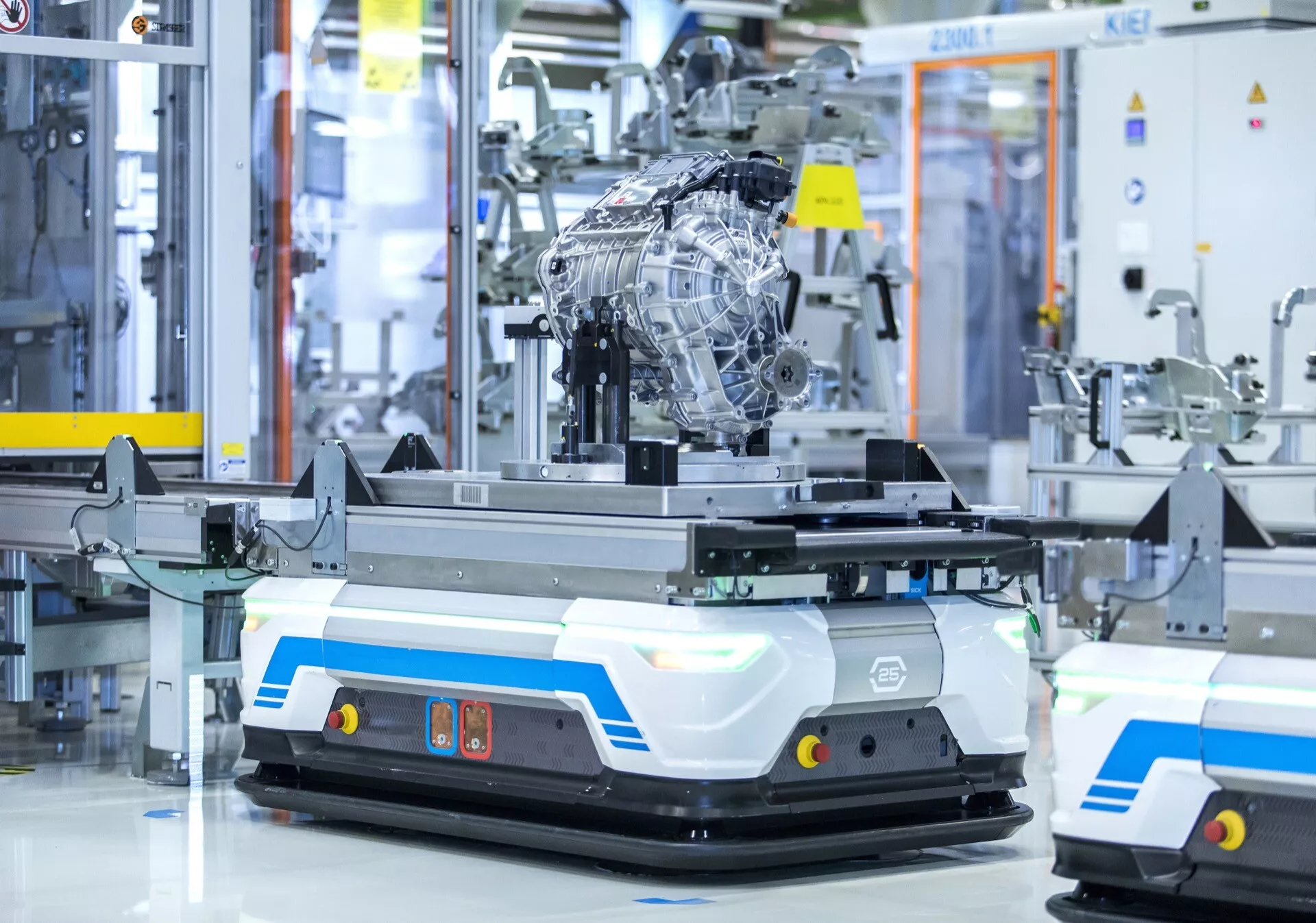 Audi Q8 e-tron 2023 w kolorze Glacier White, prezentujące jego elegancki design, LEDowe reflektory i przestronne elektryczne wnętrze