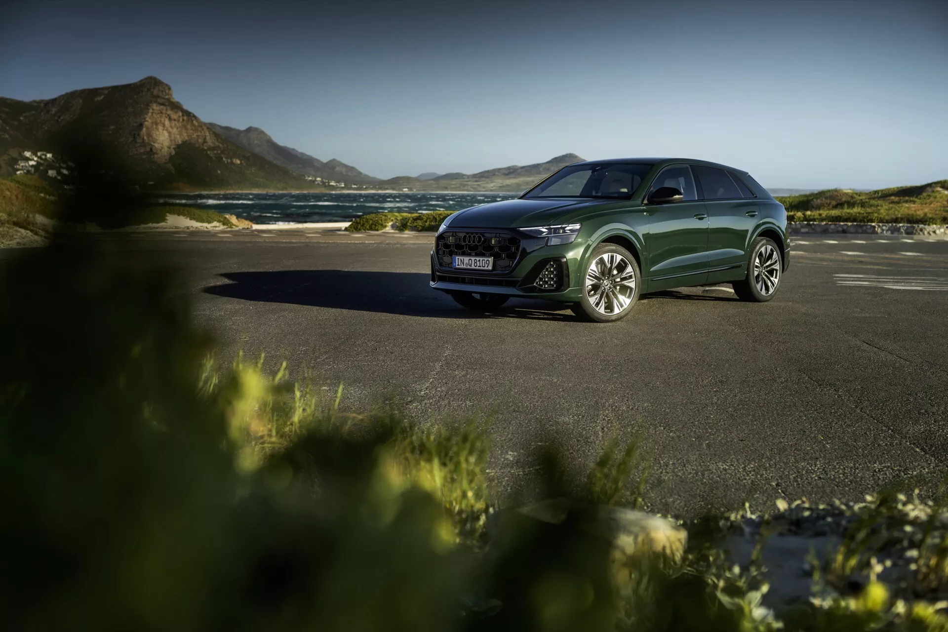 Model Audi Q8 4M-Facelift 2023 pokazujący swój elegancki design, zaawansowane reflektory LED i luksusowe wnętrze