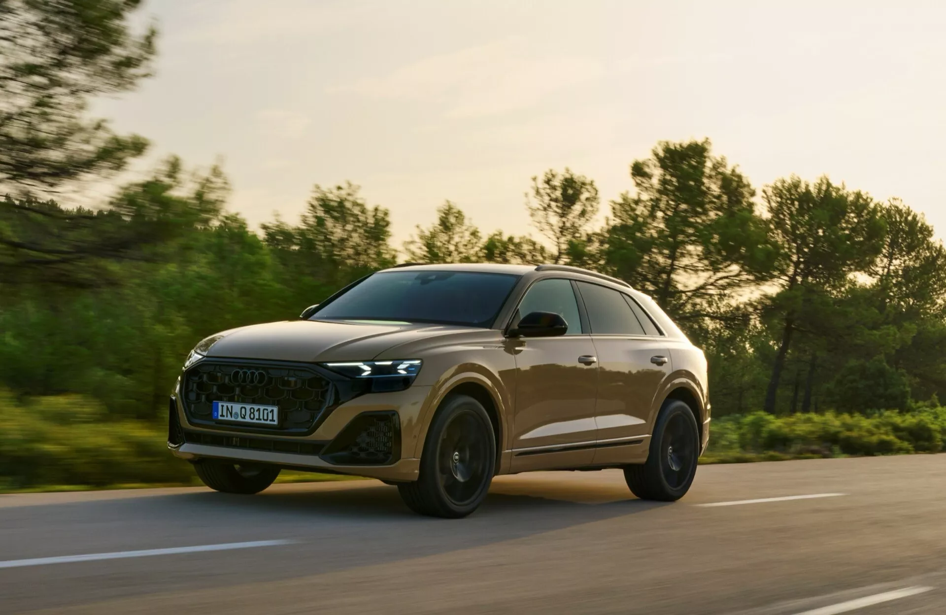 Audi Q8 2023 (lifting 4M) w dynamicznej pozie podkreślającej jego elegancki design i zaawansowane funkcje