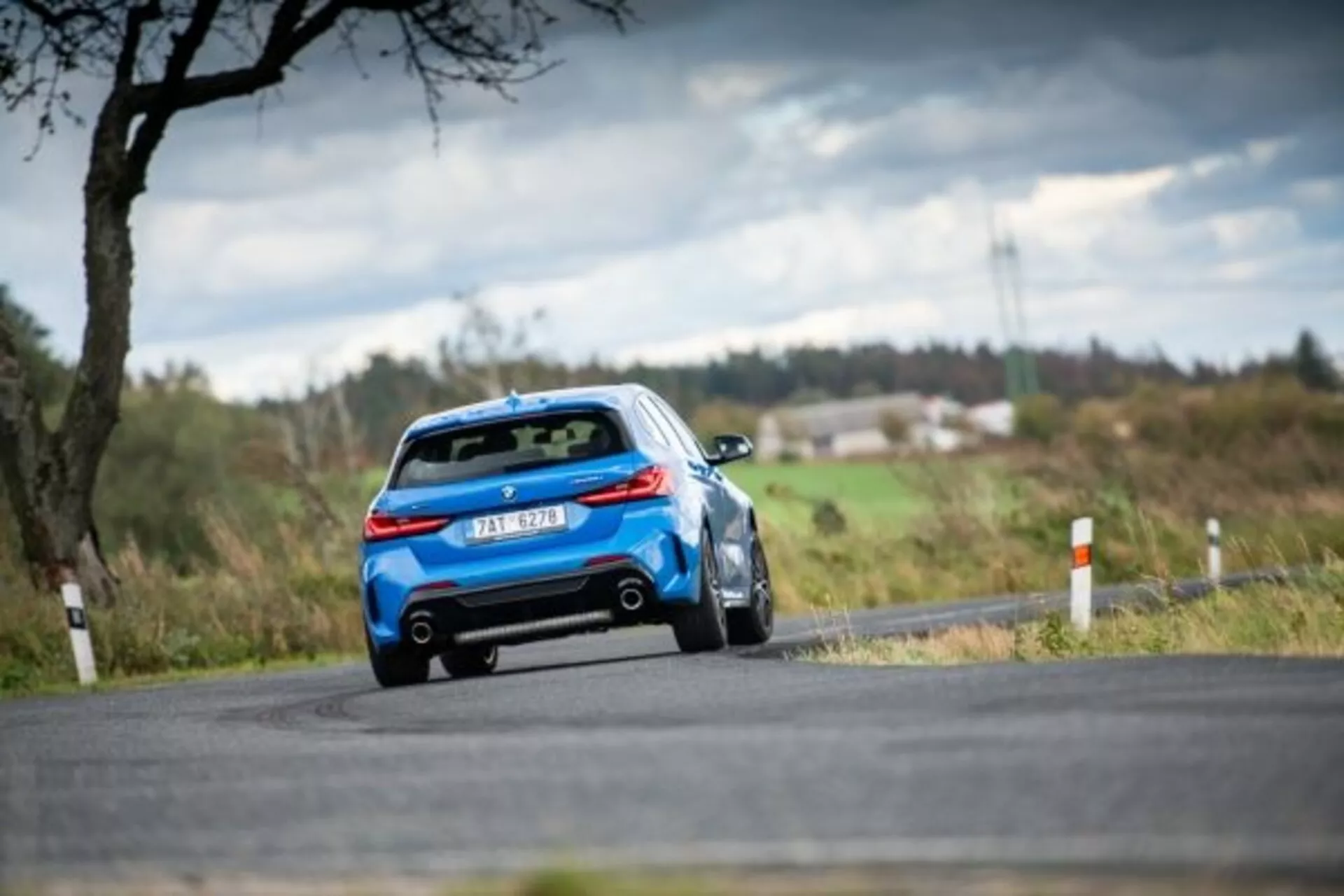Model BMW Serii 1 M Performance 2019 w eleganckim metalicznym szarym kolorze, z aerodynamicznym kształtem, sportowymi felgami aluminiowymi i charakterystycznymi reflektorami LED