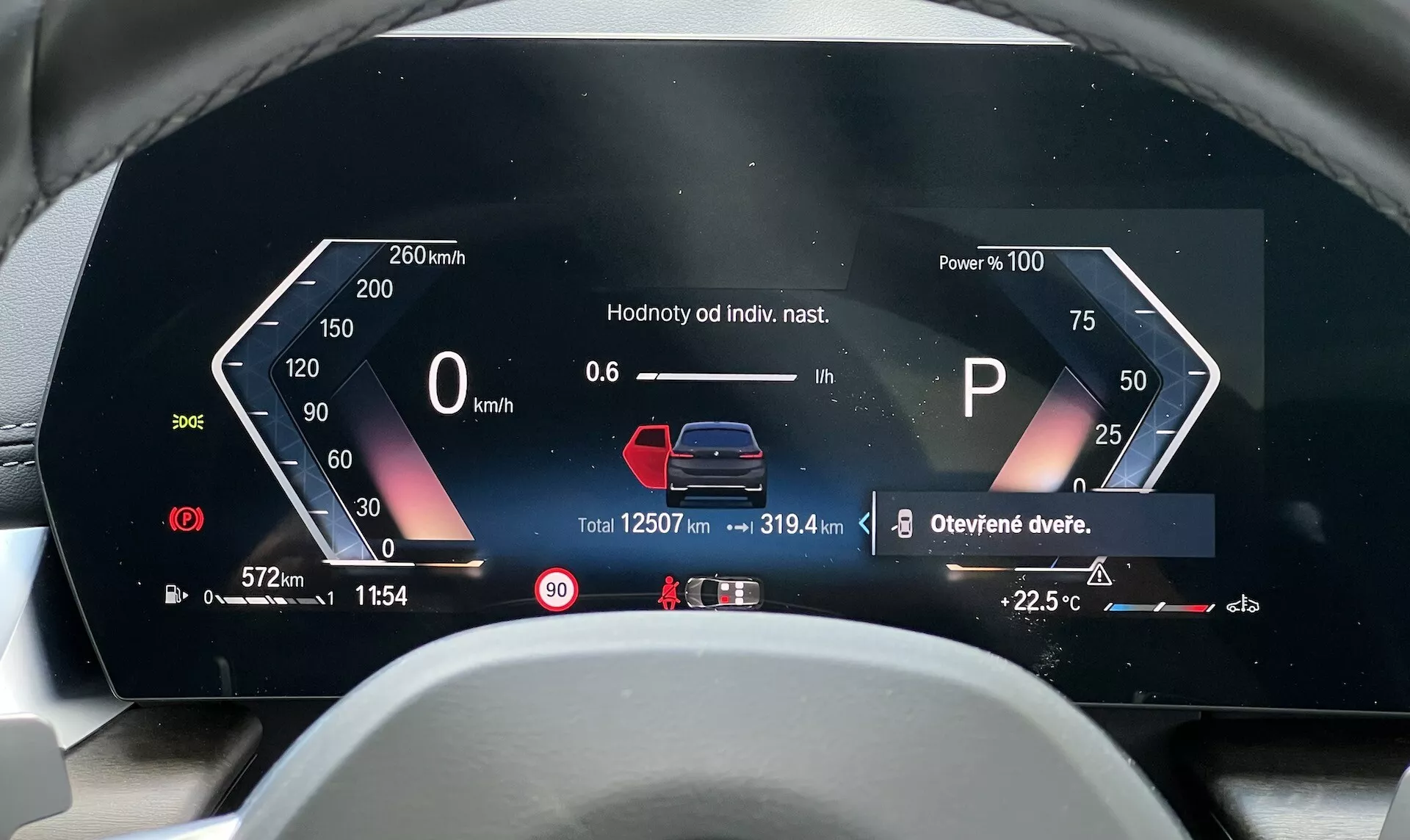 Cyfrowa deska rozdzielcza BMW Serii 2 Active Gran Tourer 2022 pokazująca Prędkościomierz, Użycie mocy, Wskaźnik selektora biegów, Grafikę statusu pojazdu, Licznik podróży, Licznik całkowity, Temperaturę zewnętrzną, Powiadomienia ostrzegawcze, Czas, Temperaturę wewnętrzną i Wskaźnik paliwa z perspektywy kierowcy w języku czeskim lub słowackim