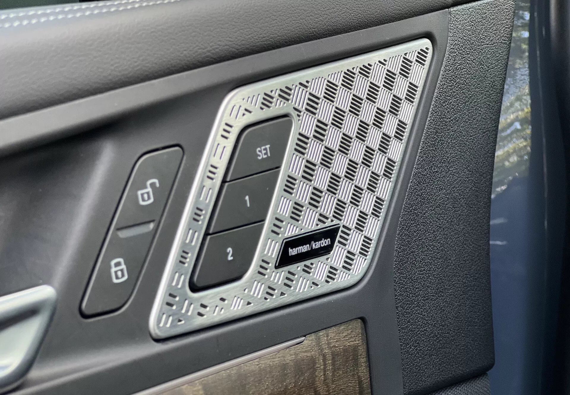 Zbliżenie na panel drzwi kierowcy BMW serii 2 Active Gran Tourer 2022 z przyciskami pamięci siedzenia, blokadą drzwi, premium grill głośnika i luksusowymi detalami wykończenia