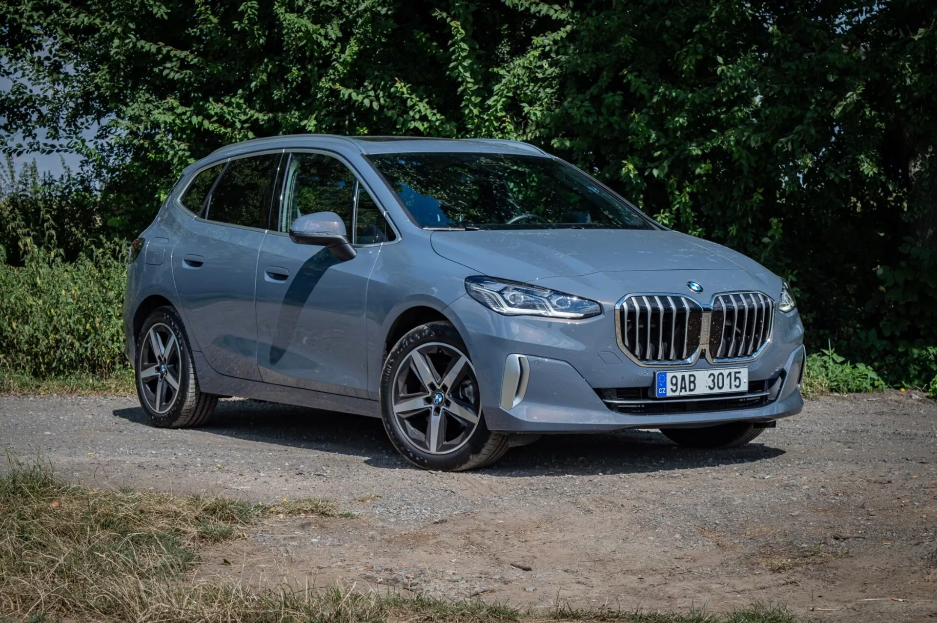 BMW Serii 2 Active Gran Tourer z 2022 roku prezentujące swój elegancki design, nowoczesne wnętrze i zaawansowane funkcje technologiczne