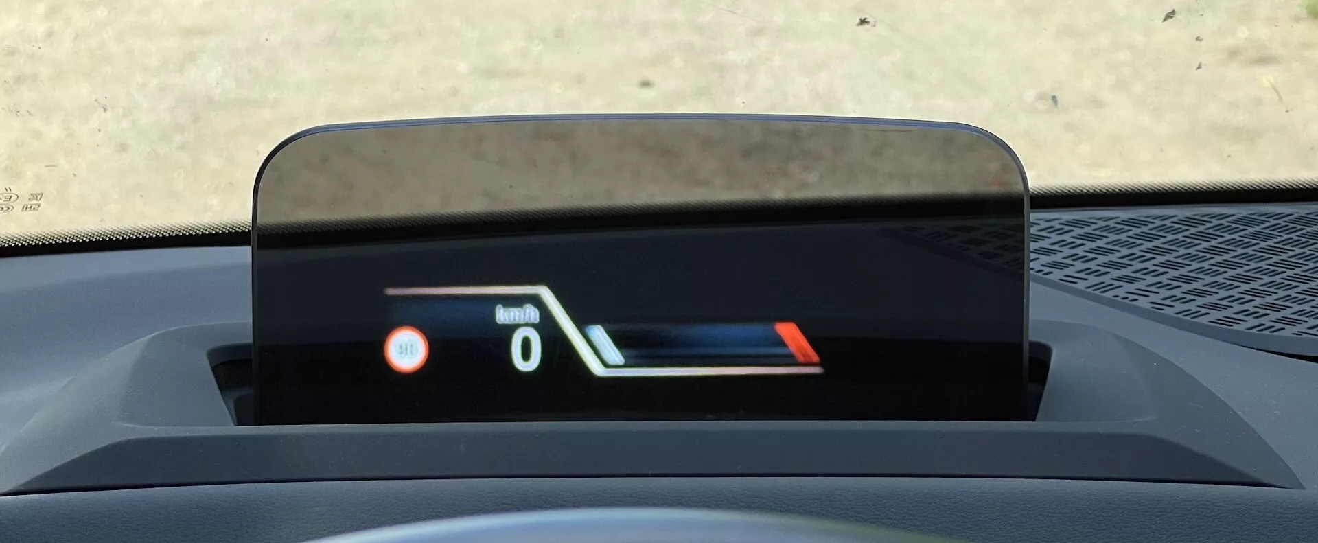 Zbliżenie wyświetlacza head-up BMW serii 2 Active Gran Tourer 2022 pokazujące prędkość i poziom paliwa, podkreślające zaawansowaną technologię bezpieczeństwa i informacji