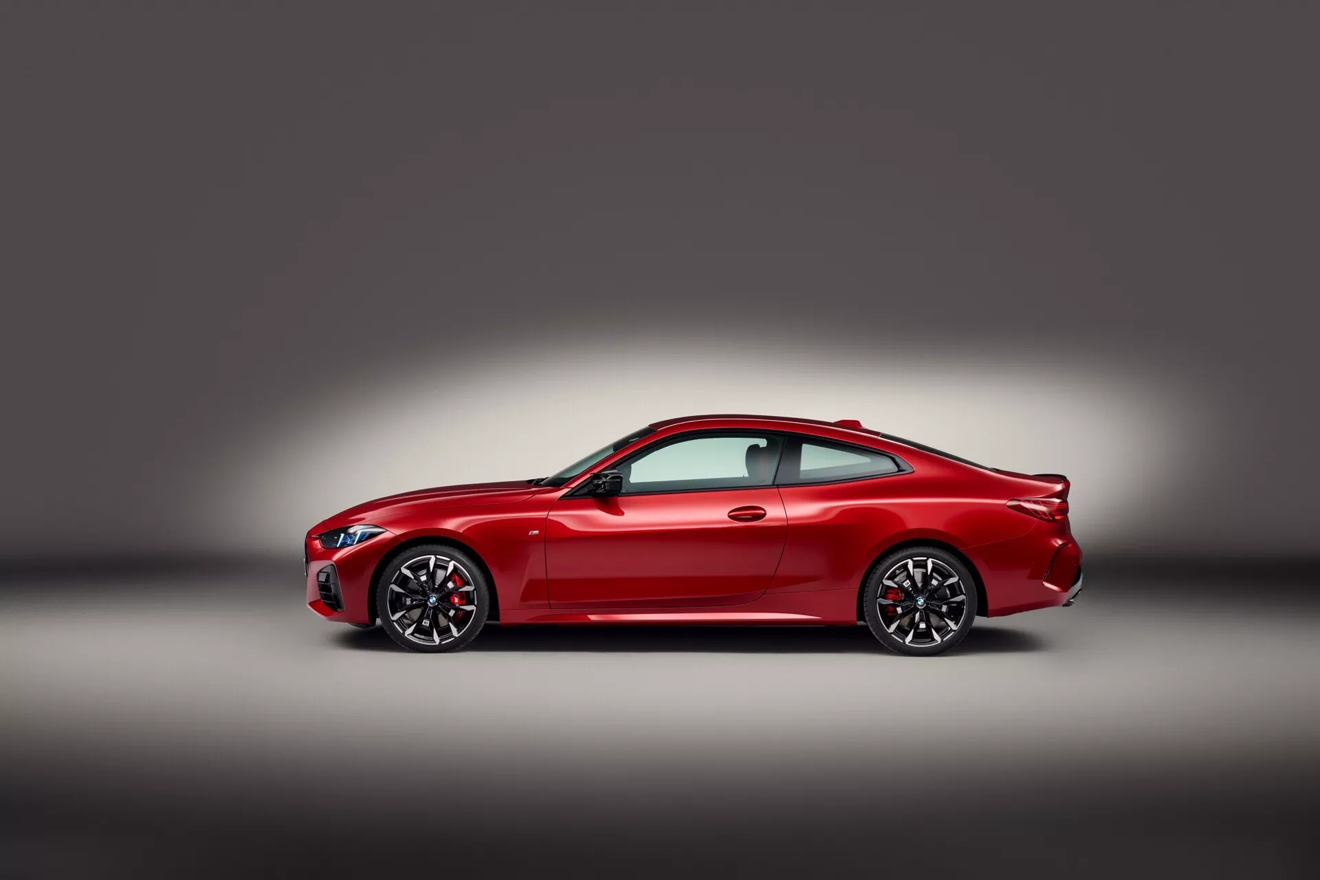 Odświeżone BMW Serii 4 2024 (G22-G23-G26-G82-G83) prezentujące zaktualizowany design zewnętrzny i nowe funkcje