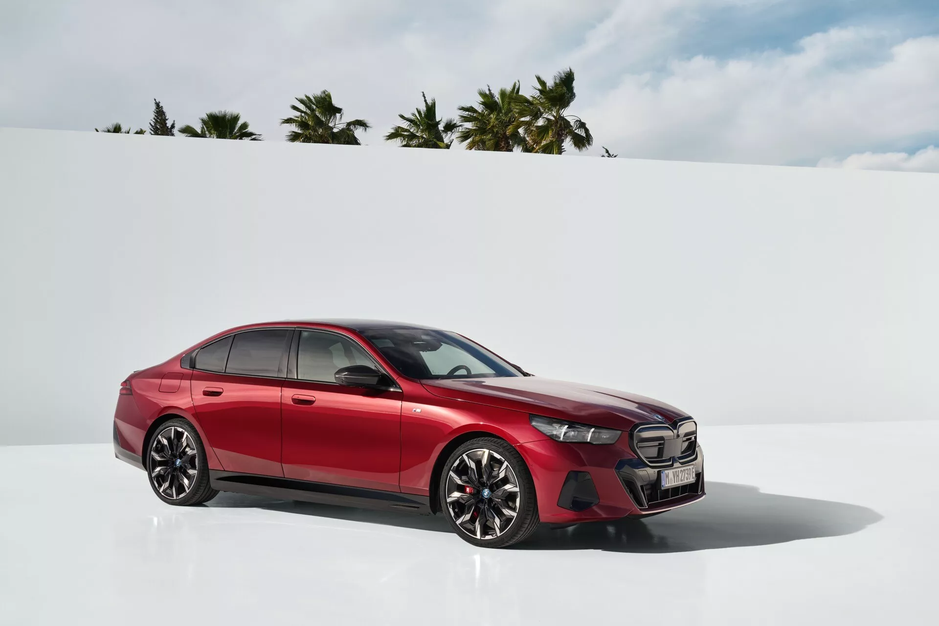 BMW serii 5 (G60-G61) 2023 prezentujące swój elegancki design, zaawansowane funkcje technologiczne i mocne osiągi w nowoczesnym środowisku miejskim