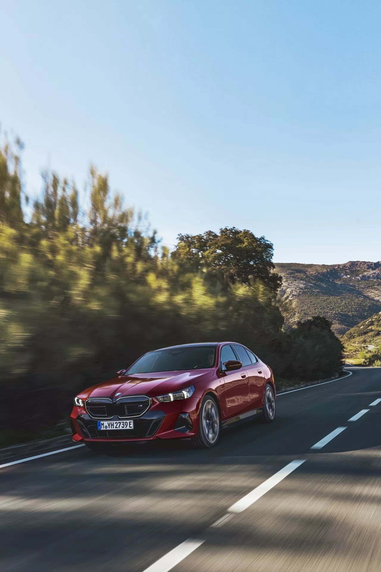 Model BMW serii 5 z 2023 roku G60-G61 w eleganckim srebrnym kolorze prezentujący zaawansowane funkcje projektowania i technologii