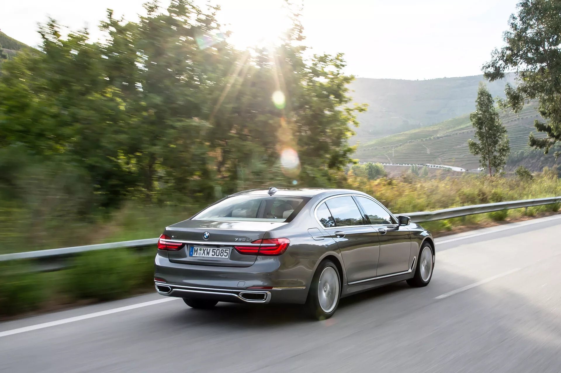 BMW 7er-reihe 2015 (G11-G12), luksusowy sedan o eleganckim designie, zaawansowanej technologii i wysokiej jakości wnętrzach