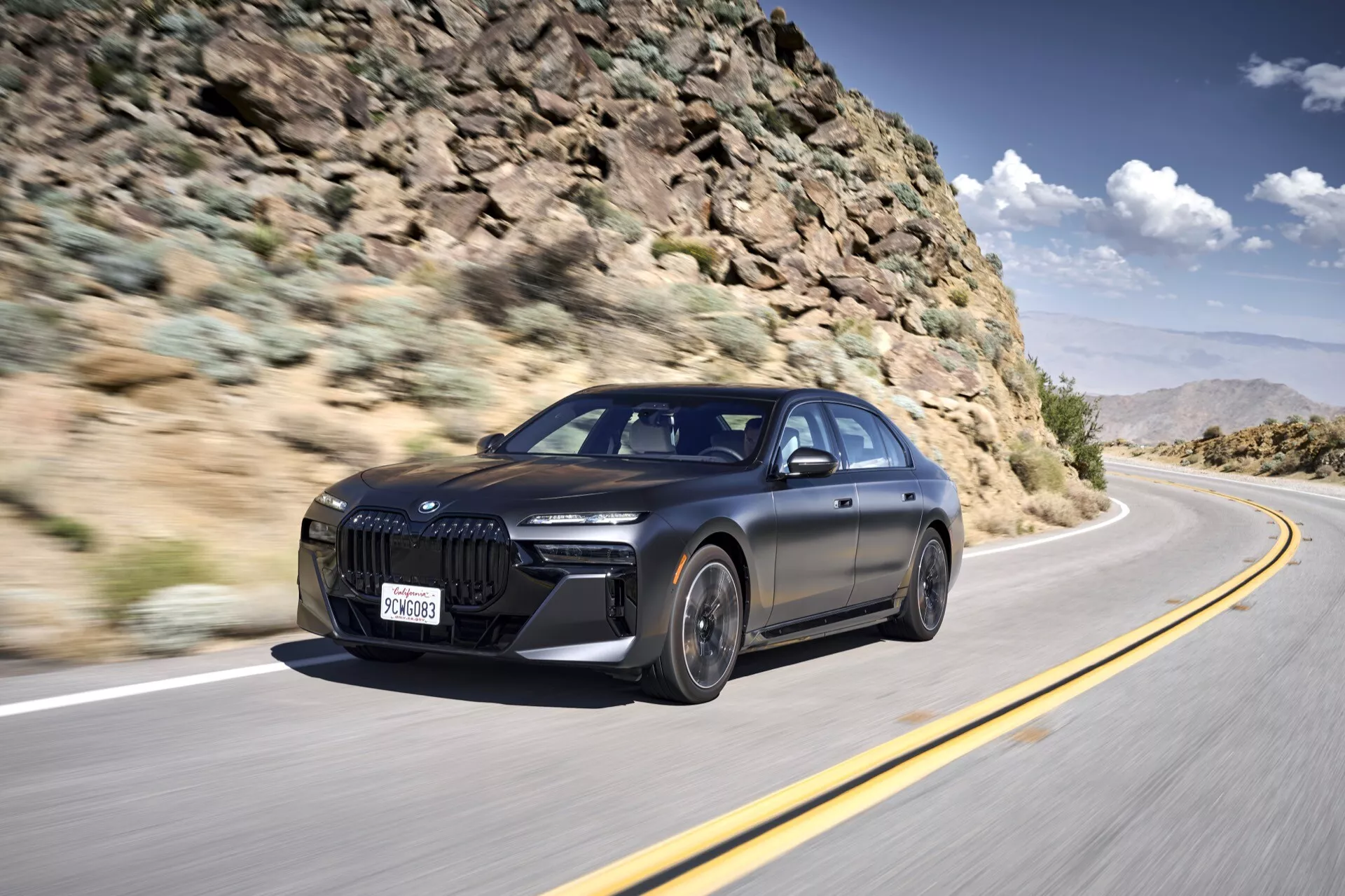 BMW i7 G70 z 2022 roku prezentuje swój elegancki wygląd zewnętrzny, innowacyjny system oświetleniowy i nowoczesne wykończenia luksusowe