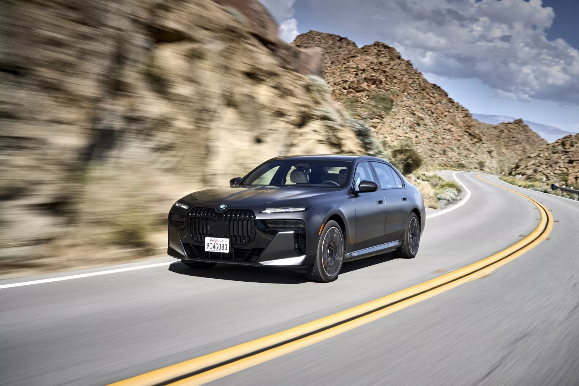 Czarny, elegancki model BMW i7 G70 z 2022 roku z zaawansowaną technologią i luksusowym wyposażeniem