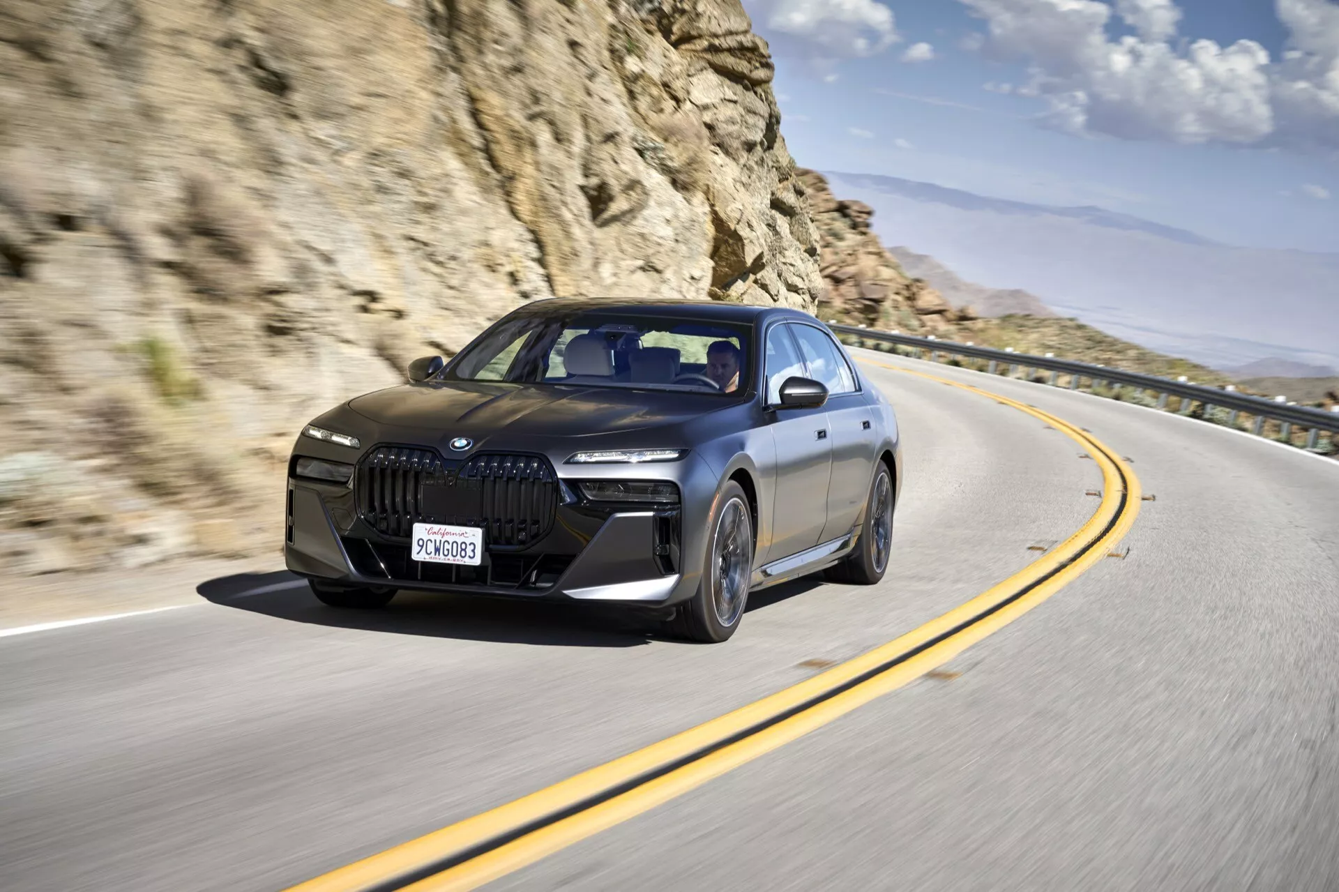 BMW i7 G70 z 2022 roku w eleganckim srebrze, pokazujące podpis świetlny LED i futurystyczny design