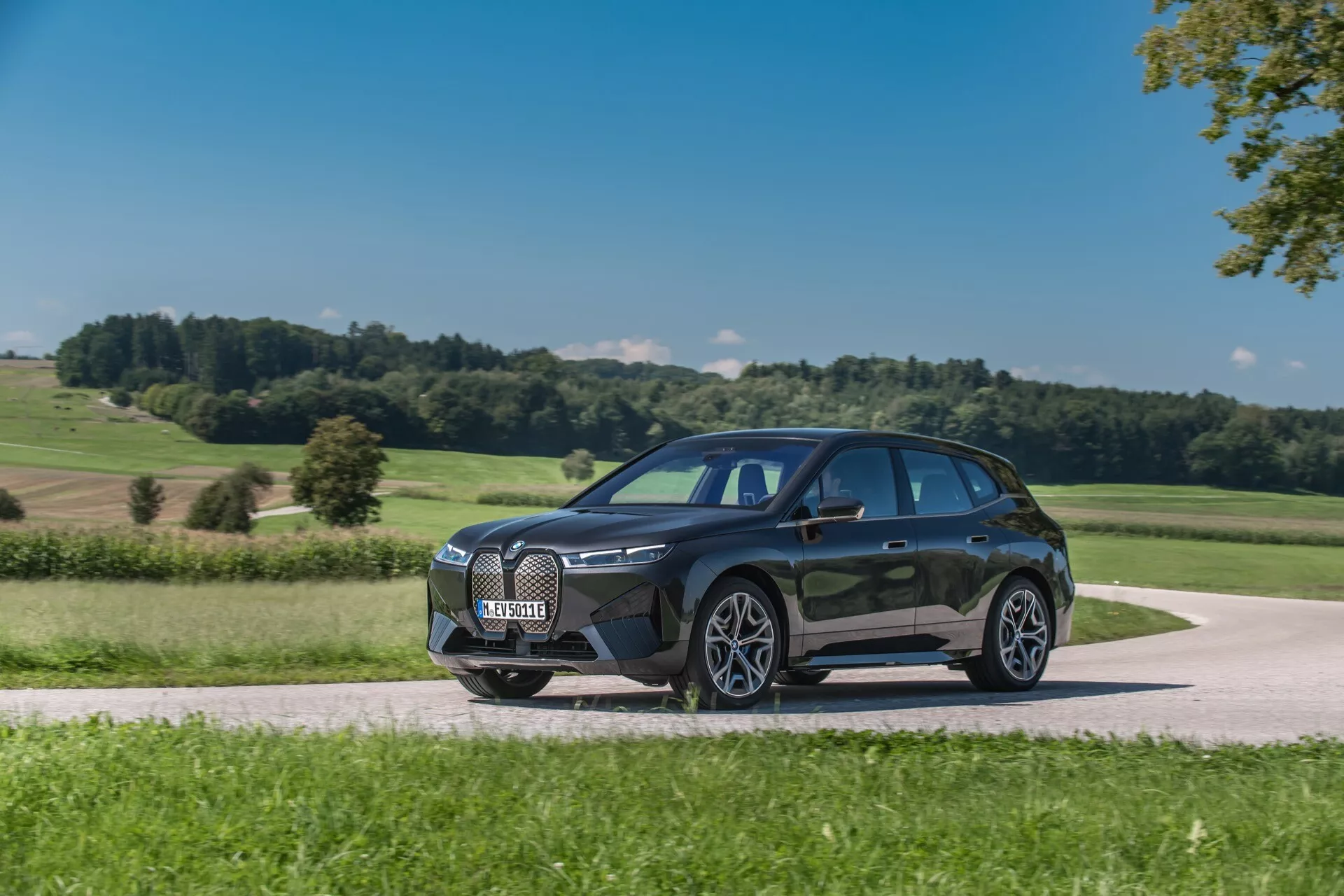 Model BMW iX i20 z 2021 roku o eleganckim wzornictwie prezentujący futurystyczną zewnętrzność, eleganckie linie i innowacyjną technologię