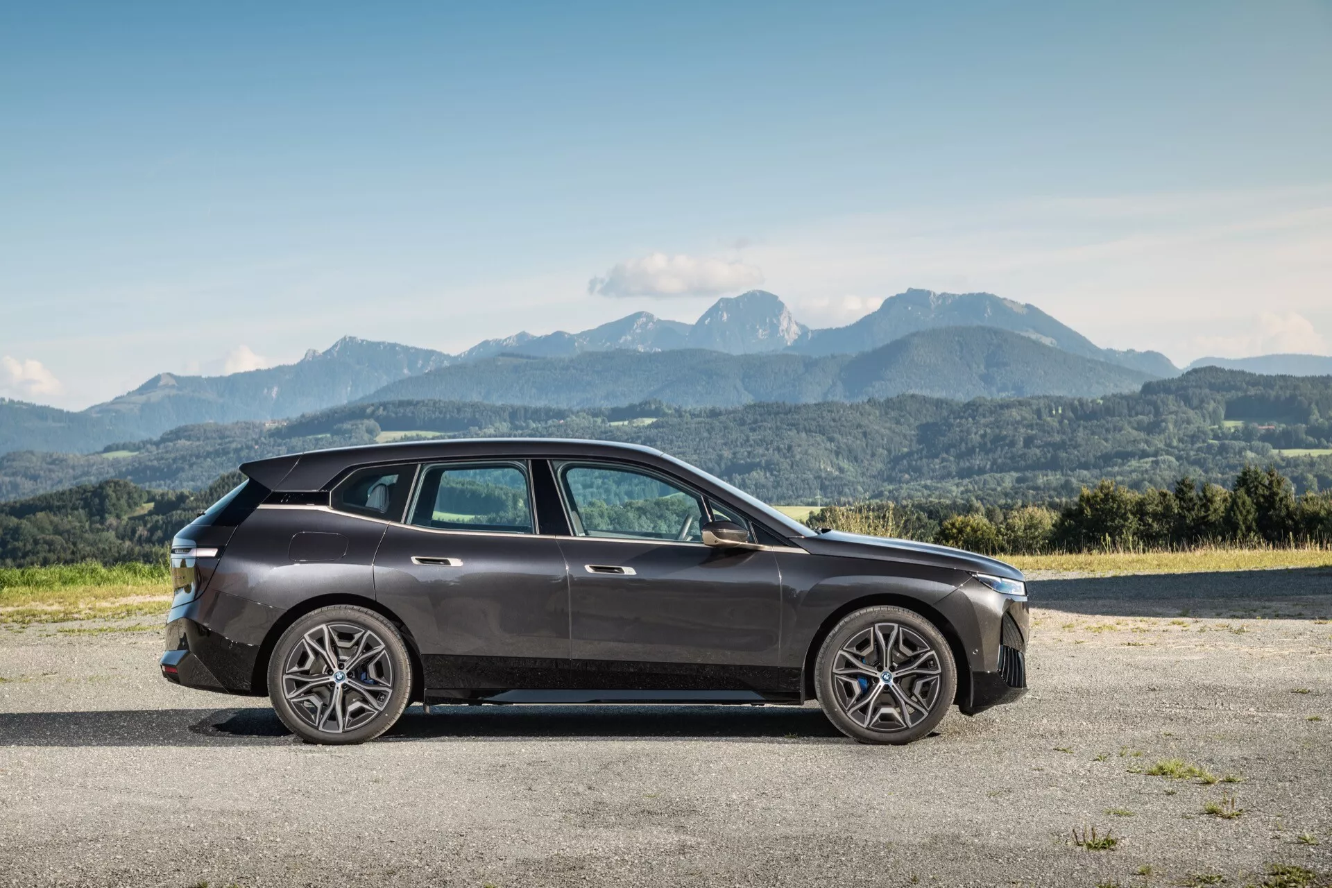 Elektryczny model BMW iX 2021 w kolorze czarnym z futurystycznym designem i nowoczesnymi funkcjami technologicznymi na wyświetlaczu