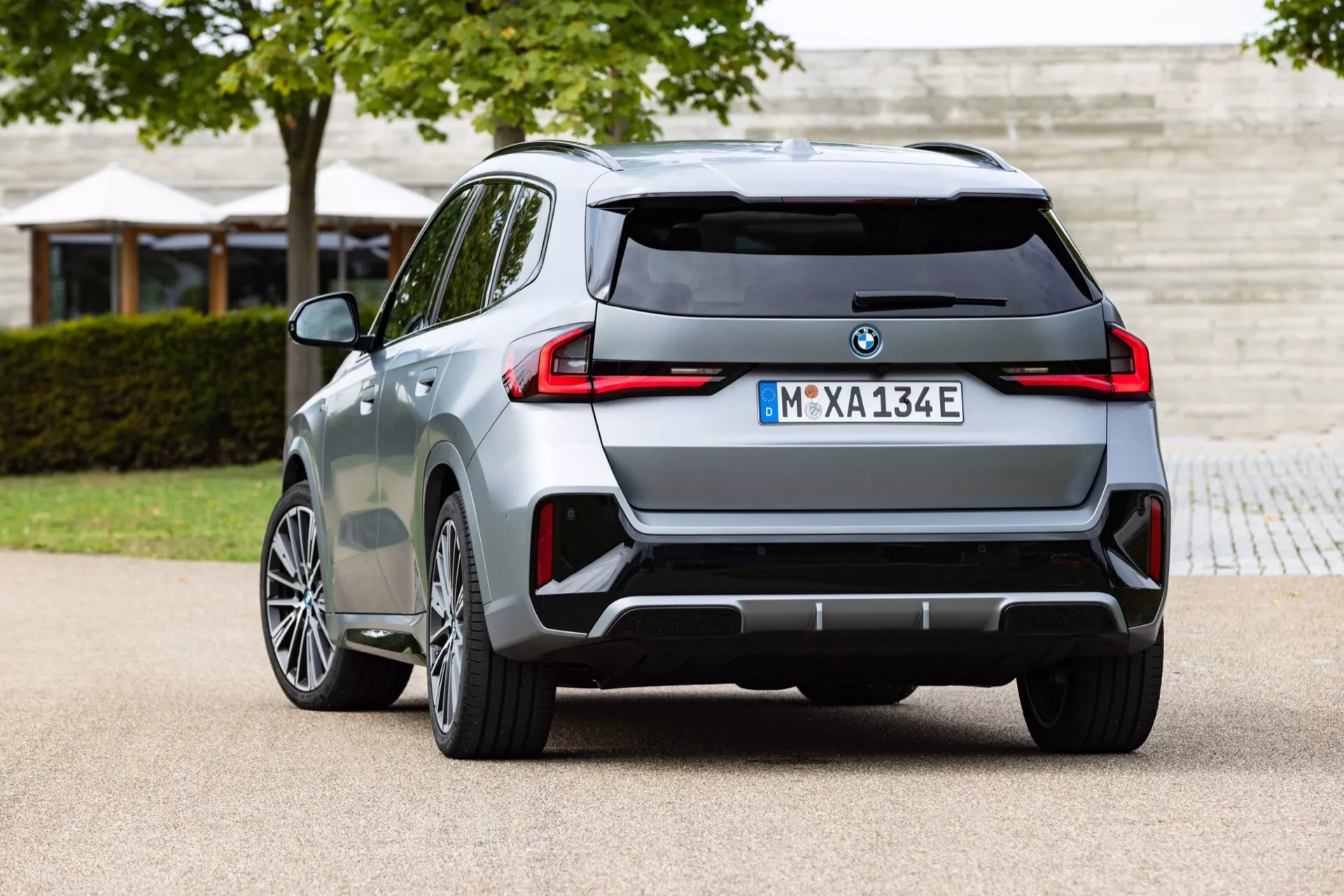 Widok z przodu BMW iX1 2022 (U11) prezentującego elegancki design, innowacyjny system oświetlenia i aerodynamiczną konstrukcję.