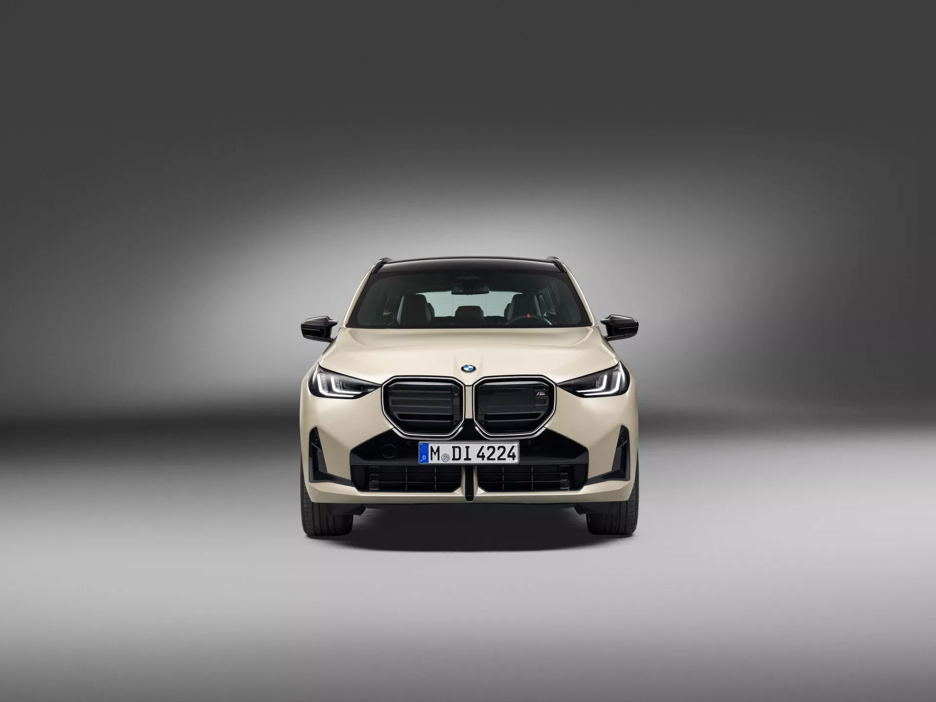 BMW X3 2024 (G45), perspektywa frontalna: eleganckie reflektory LED, wyrazista krata w kształcie nerki, aerodynamiczne linie konturowe maski, widoczna przednia szyba z gradientowym tłem studyjnym podkreślającym cechy projektowe