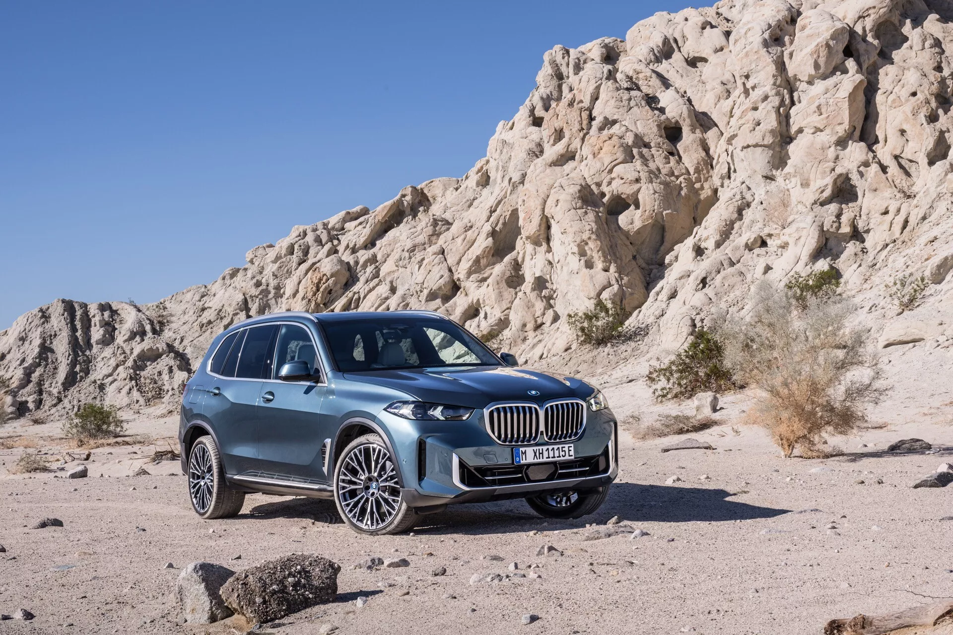 Odświeżony model BMW X5 2023 (G05-F95) prezentujący zaawansowane cechy projektowe i najnowocześniejszą technologię