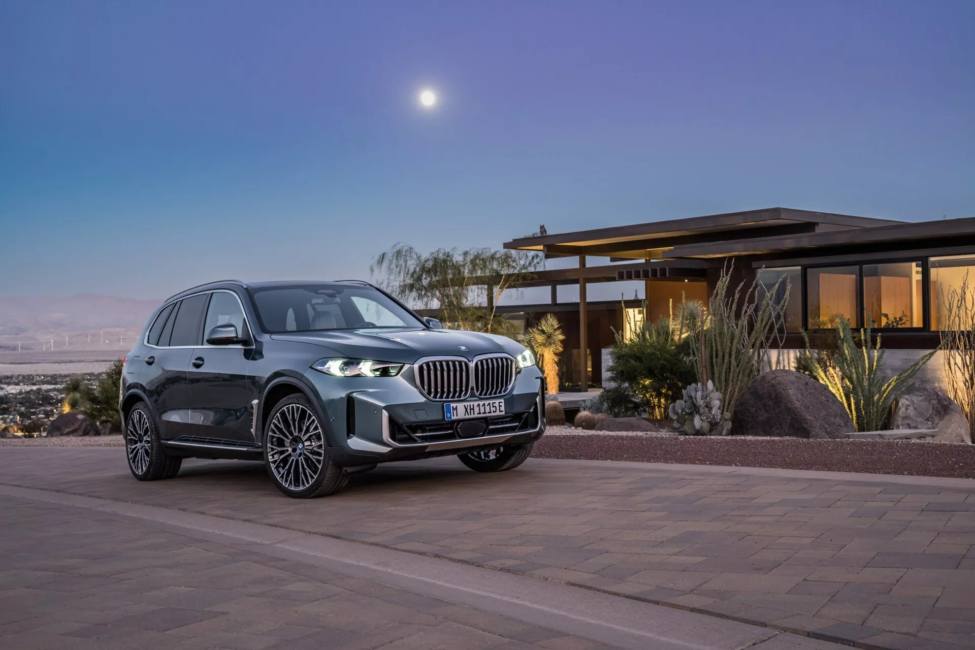 BMW X5 2023 (G05-F95-Facelift) prezentujące swój elegancki design i nowoczesne funkcje