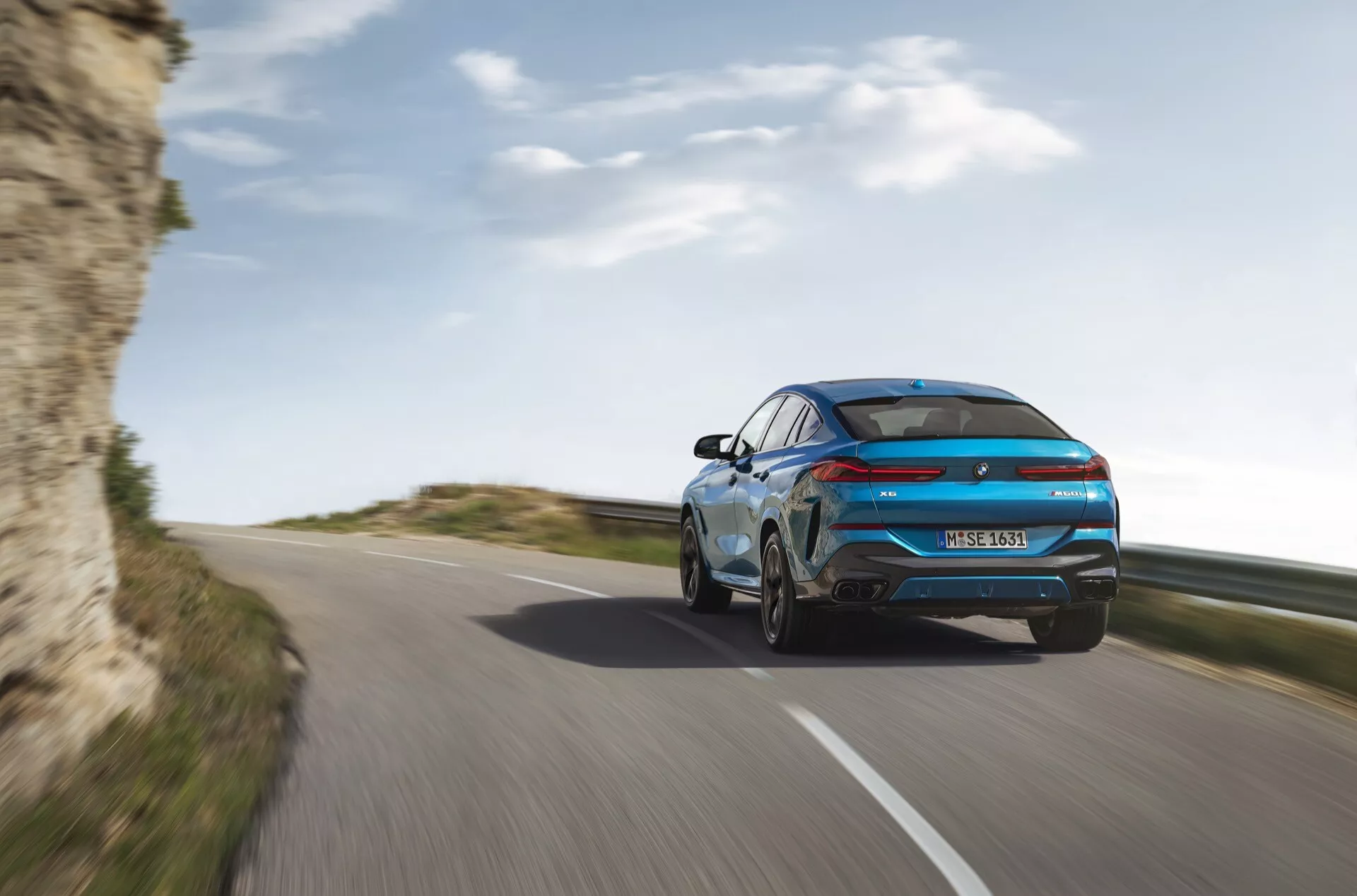 Odświeżony model BMW X6 2023 (G06-F96) w dynamicznej pozie podkreślający jego elegancki wygląd i zaawansowane funkcje