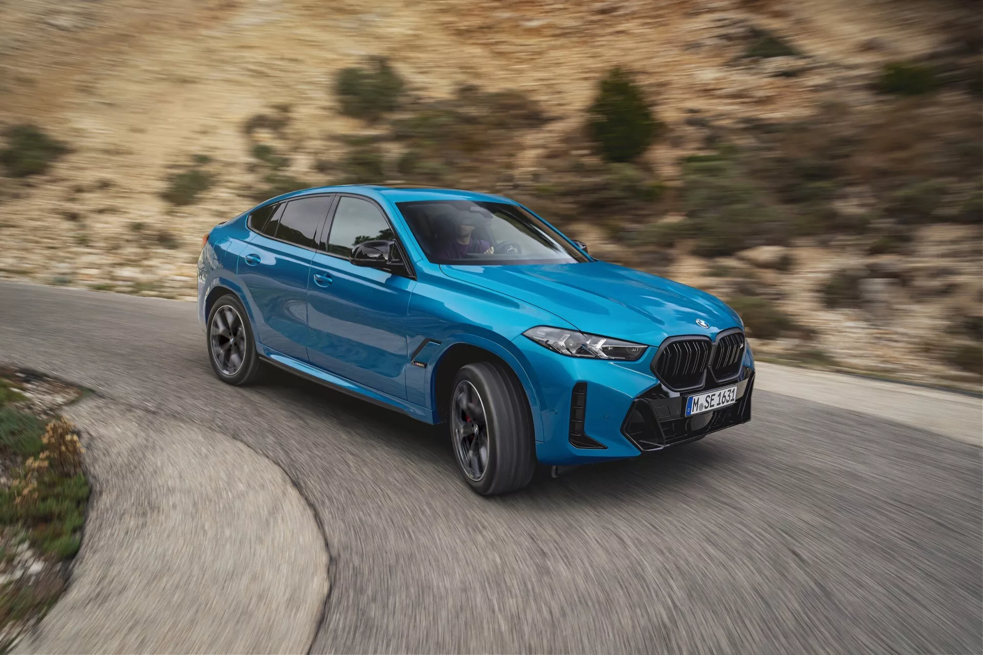 BMW X6 2023 (G06-F96 Facelift) prezentujące swoją elegancką konstrukcję, zaawansowaną aerodynamikę i luksusowe wnętrze w żywym otoczeniu