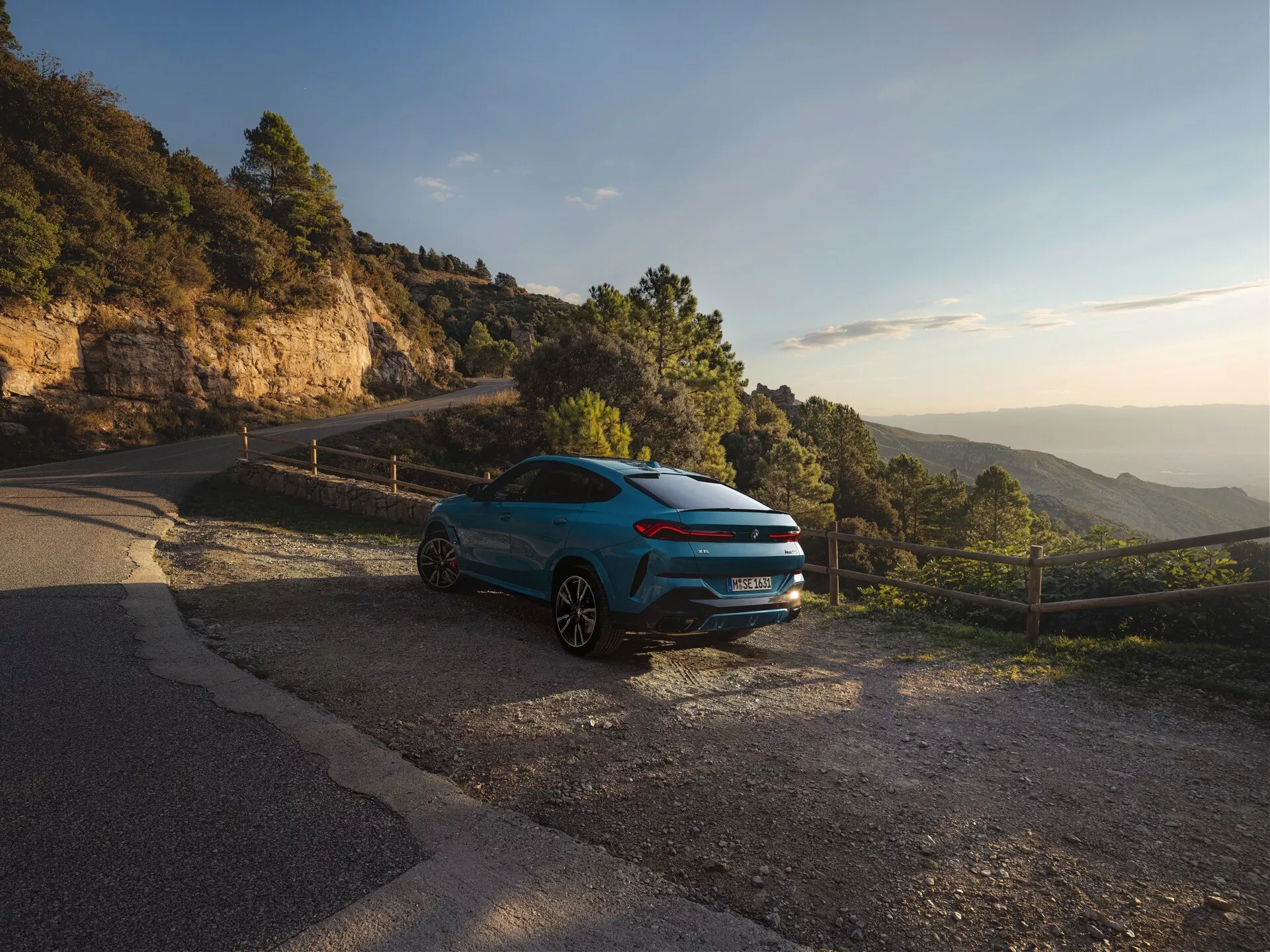 BMW X6 2023 (G06 F96 facelifting) prezentujący swój elegancki design, nowoczesne funkcje technologiczne i potężny silnik w eleganckiej wystawie