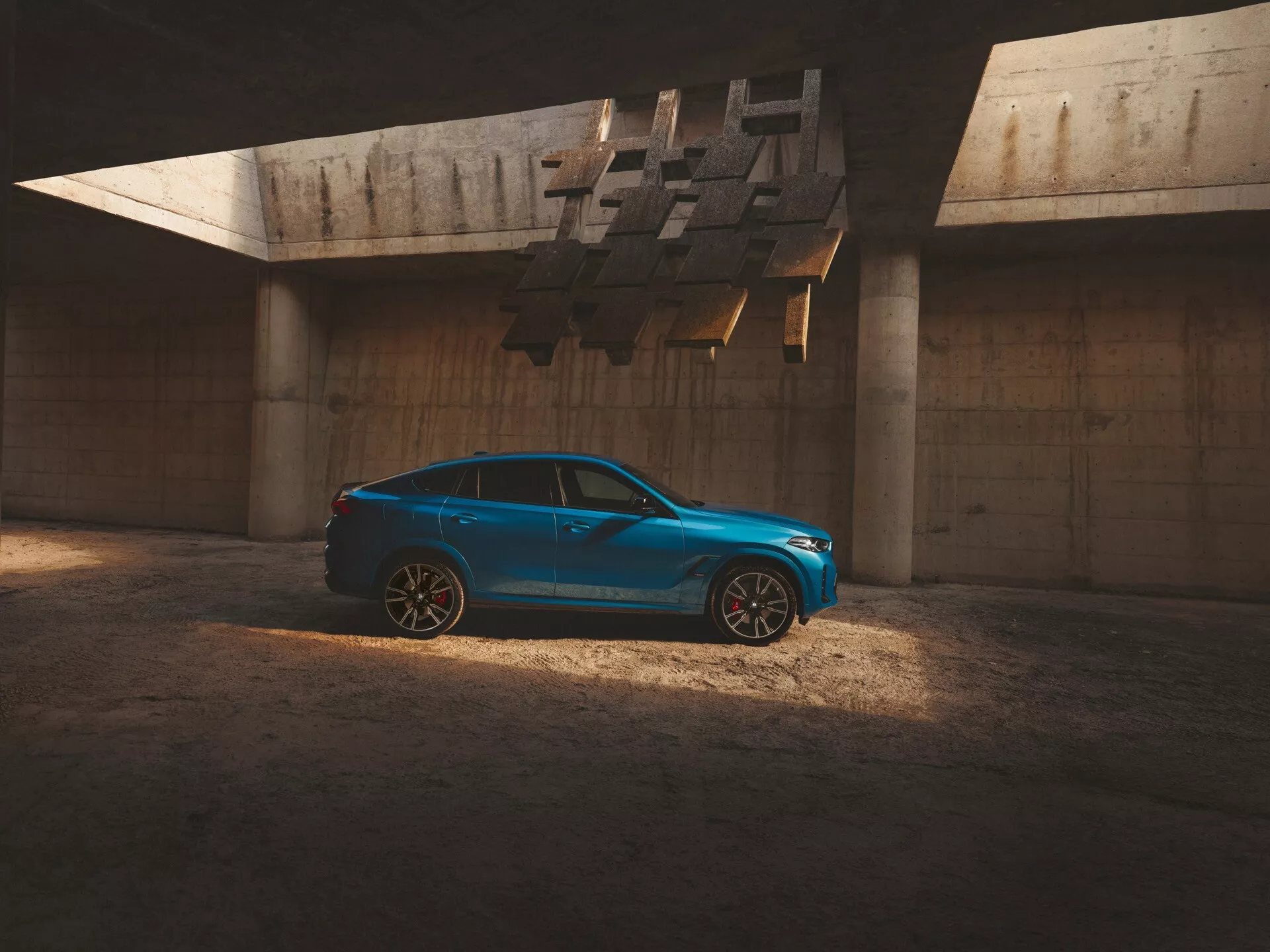 Odświeżony model BMW X6 2023 (G06-F96) w dynamicznej pozie prezentujący szczegóły, zaawansowane funkcje i elegancki design