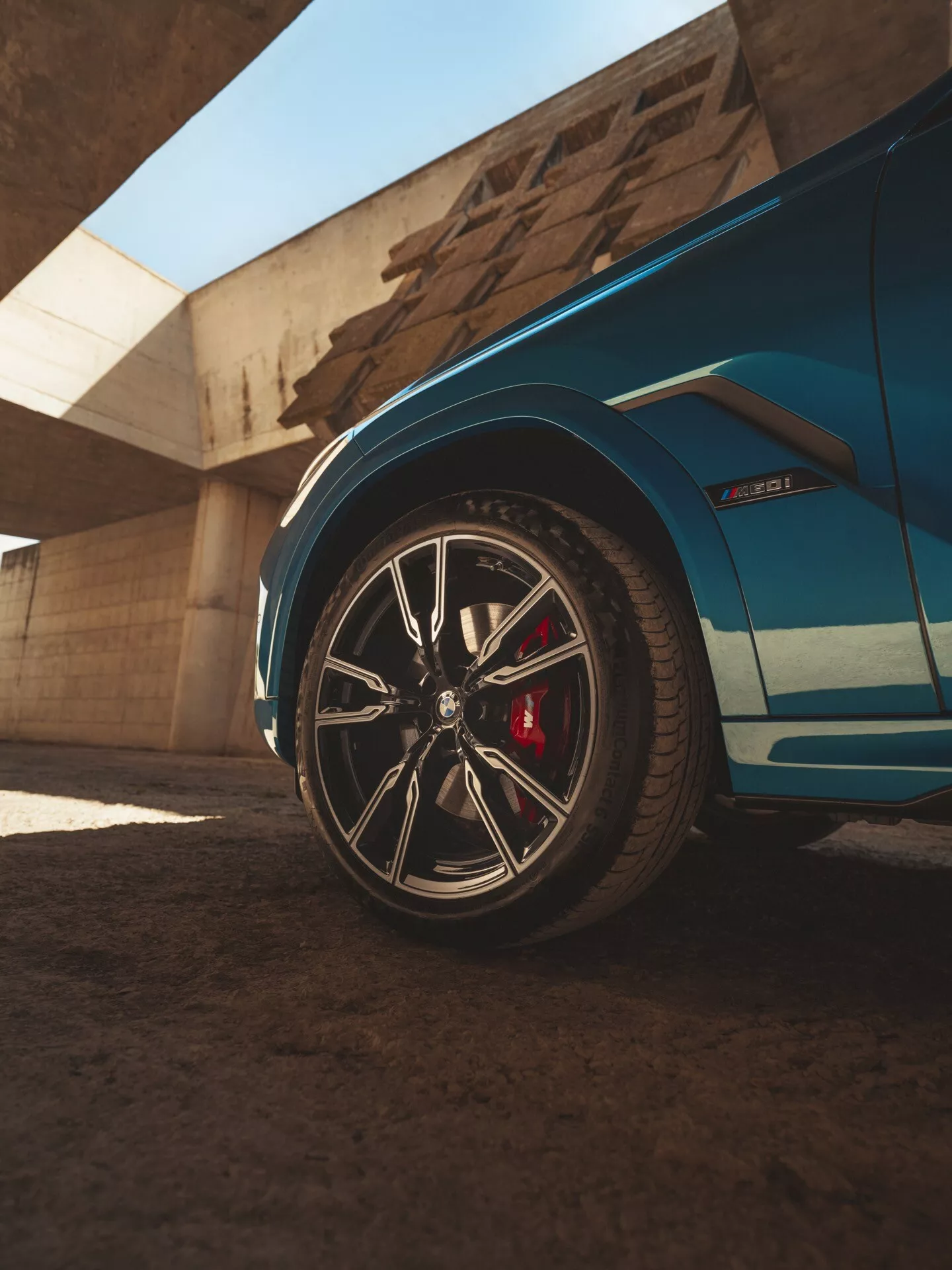 BMW X6 2023 (G06 F96 lifting) prezentujące swój elegancki design i zaawansowane funkcje w dynamicznej pozie