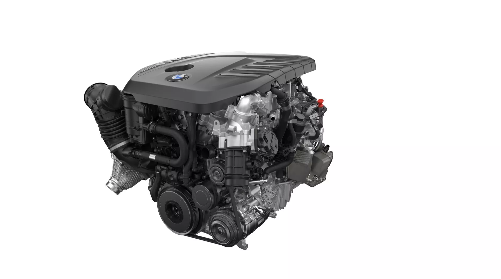 Szczegółowy widok turboładowanego silnika BMW X7 2022 (G07-facelift) od strony przedniej-prawej, prezentujący pokrywę silnika, składniki napędu dodatkowego w tym alternator i pompę wodną, różne węże i wiązki przewodów, sugerujący nowoczesną technologię silników spalinowych z elementami kontroli emisji, wyizolowany aby podkreślić projekt i cechy wydajności silnika.
