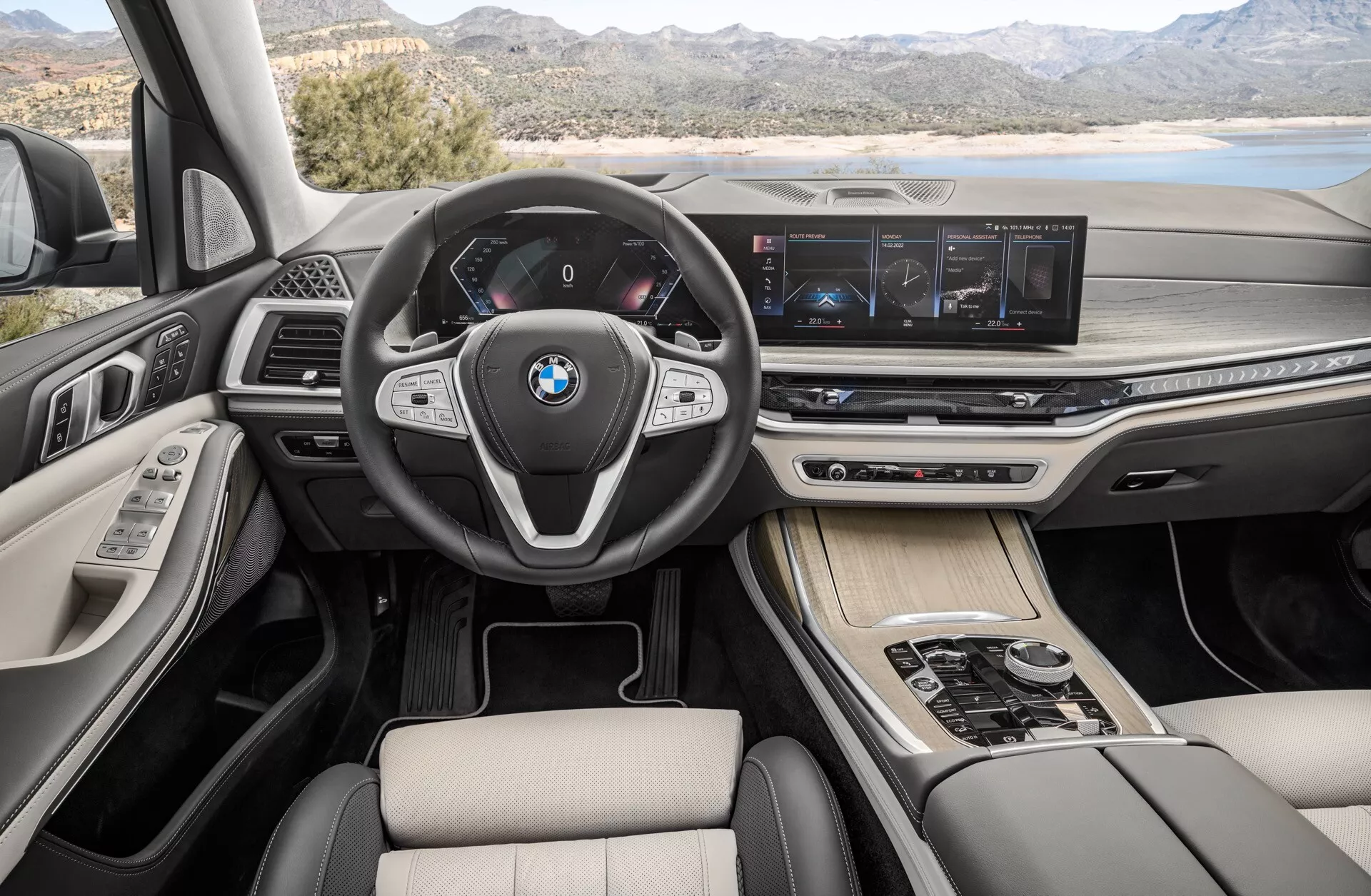 Widok wnętrza BMW X7 2022 (G07-Facelift) podkreślający obszar kierowcy i konsolę środkową z cyfrowym kokpitem i wielofunkcyjną kierownicą