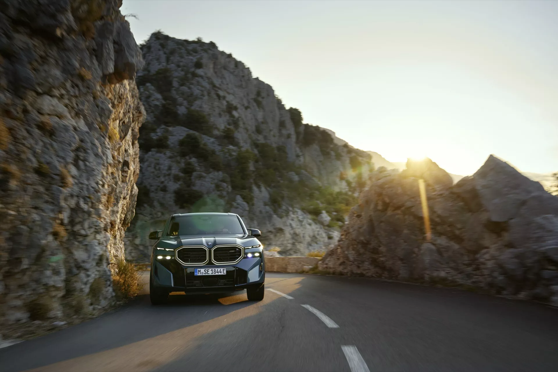 BMW XM (G09) 2023 prezentujące swój elegancki design, innowacyjną technologię hybrydową i luksusowe wnętrze