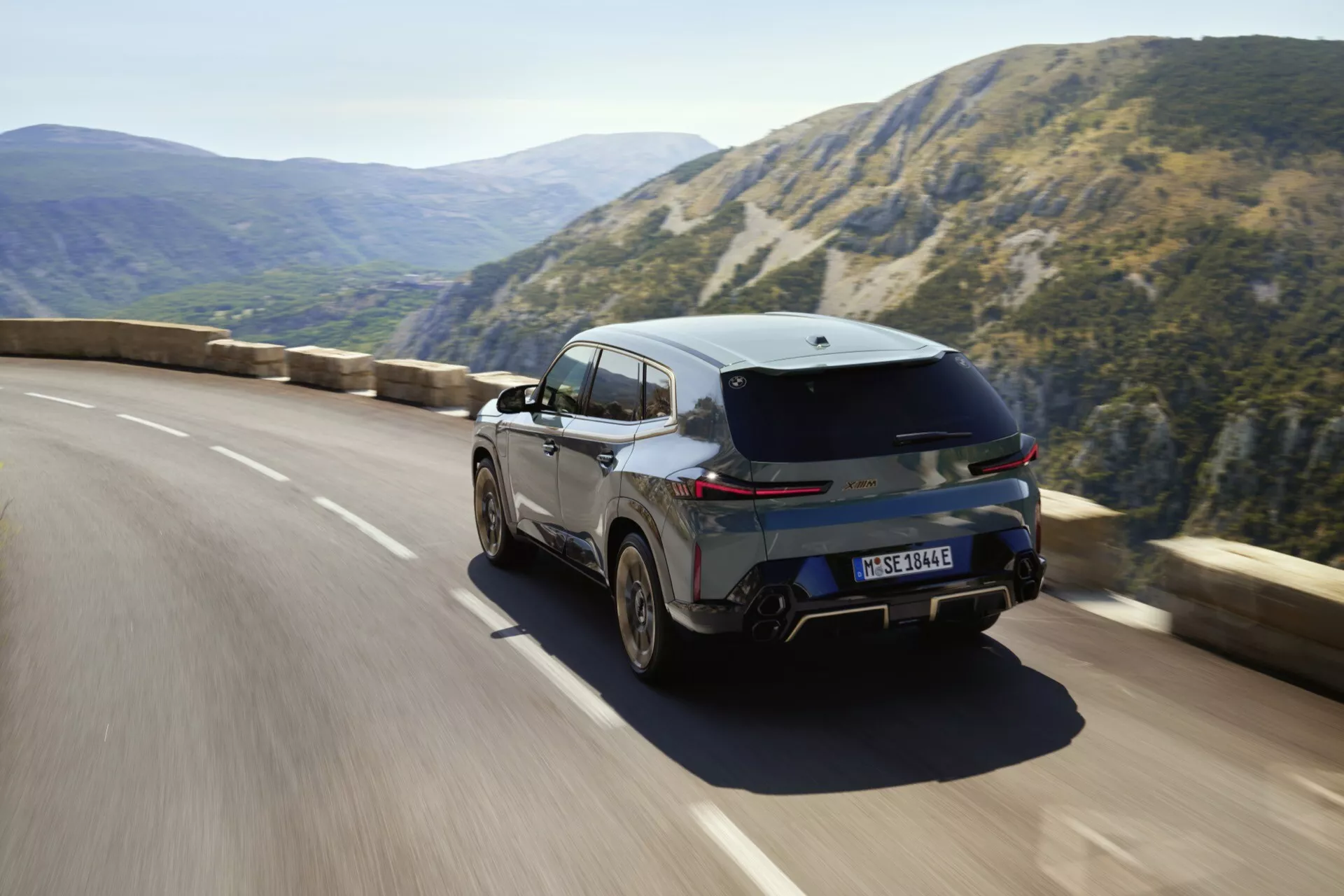 BMW XM (G09) 2023 prezentujące swój luksusowy i innowacyjny design, wyposażone w mocny silnik hybrydowy, zaawansowany interfejs technologiczny i nowoczesne funkcje bezpieczeństwa