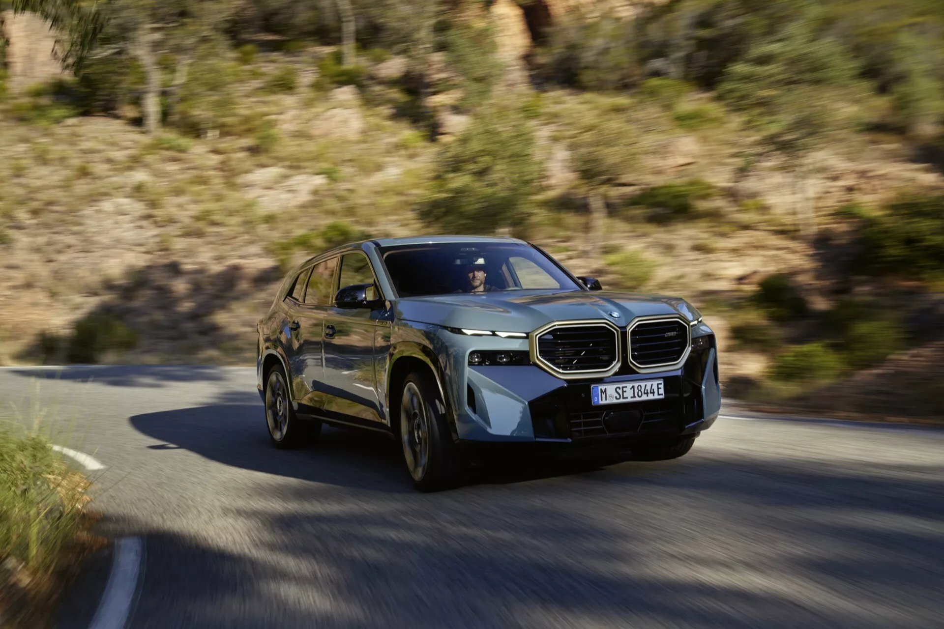 Model BMW XM G09 z 2023 roku prezentuje elegancki wygląd i innowacyjne funkcje