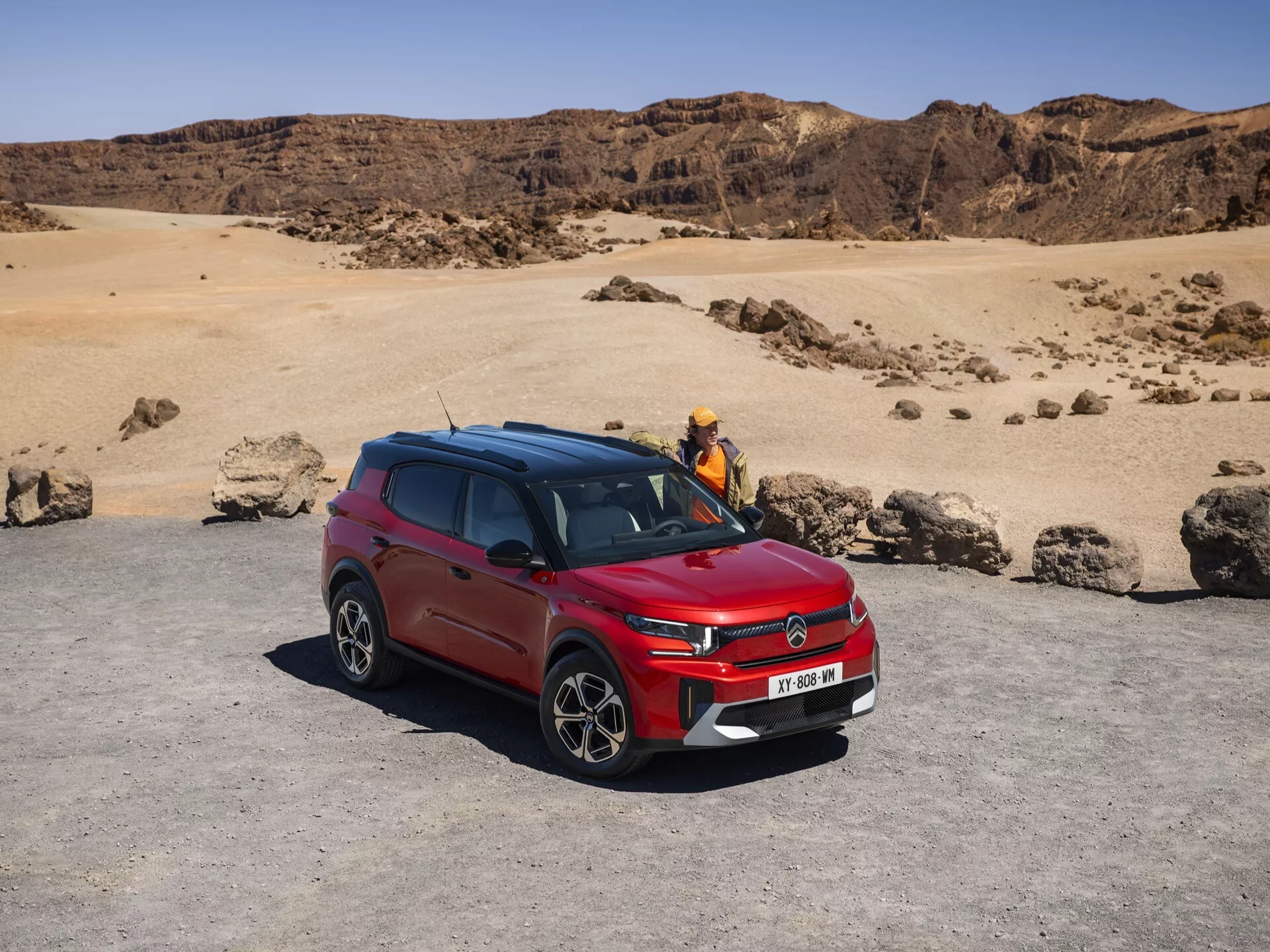 Elegancki i wszechstronny Citroen C3 Aircross 2024 (2. generacji) prezentujący swój nowoczesny design, z odważnym przednim grillem, eleganckimi reflektorami LED i charakterystycznym, aerodynamicznie ulepszonym nadwoziem.